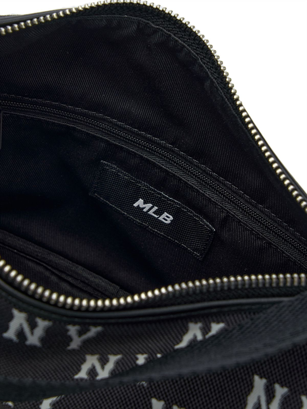 엠엘비(MLB) 클래식 모노그램 자카드 호보백 NY (Black)