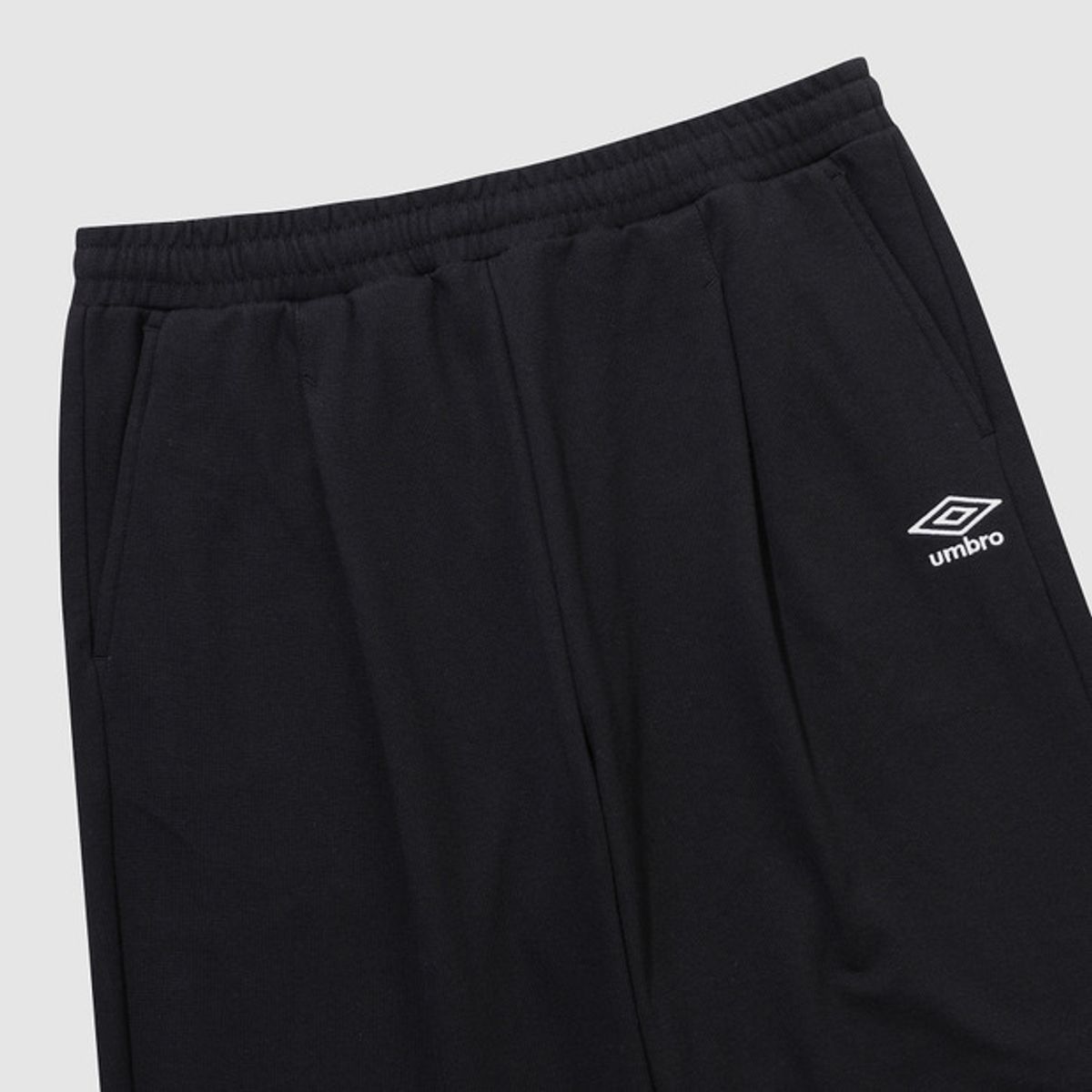 엄브로(UMBRO) 에센셜 루즈 와이드 팬츠 블랙(UQ123CFP17)