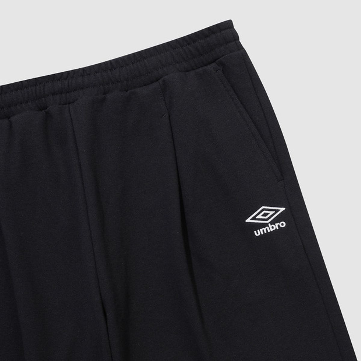 엄브로(UMBRO) 에센셜 루즈 와이드 팬츠 블랙(UQ123CFP17)