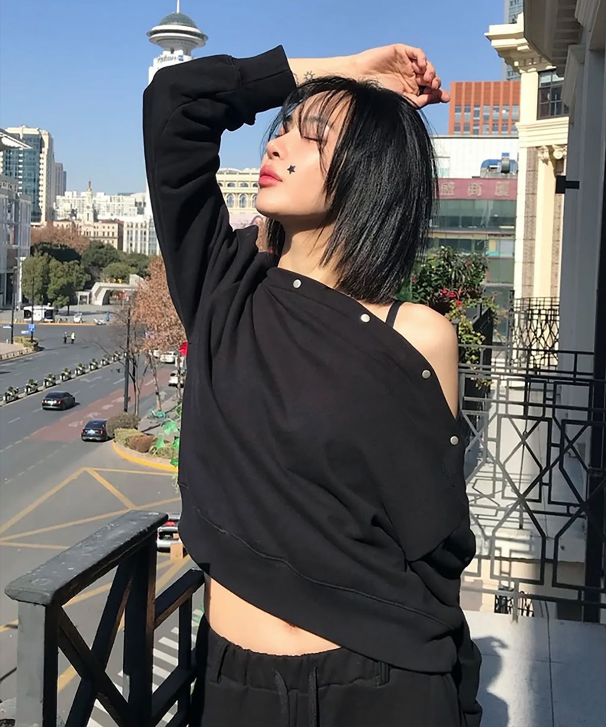 미스틱문(MISTIC MOON) 빈티지 스냅 오프숄더 스웻셔츠 (2color)