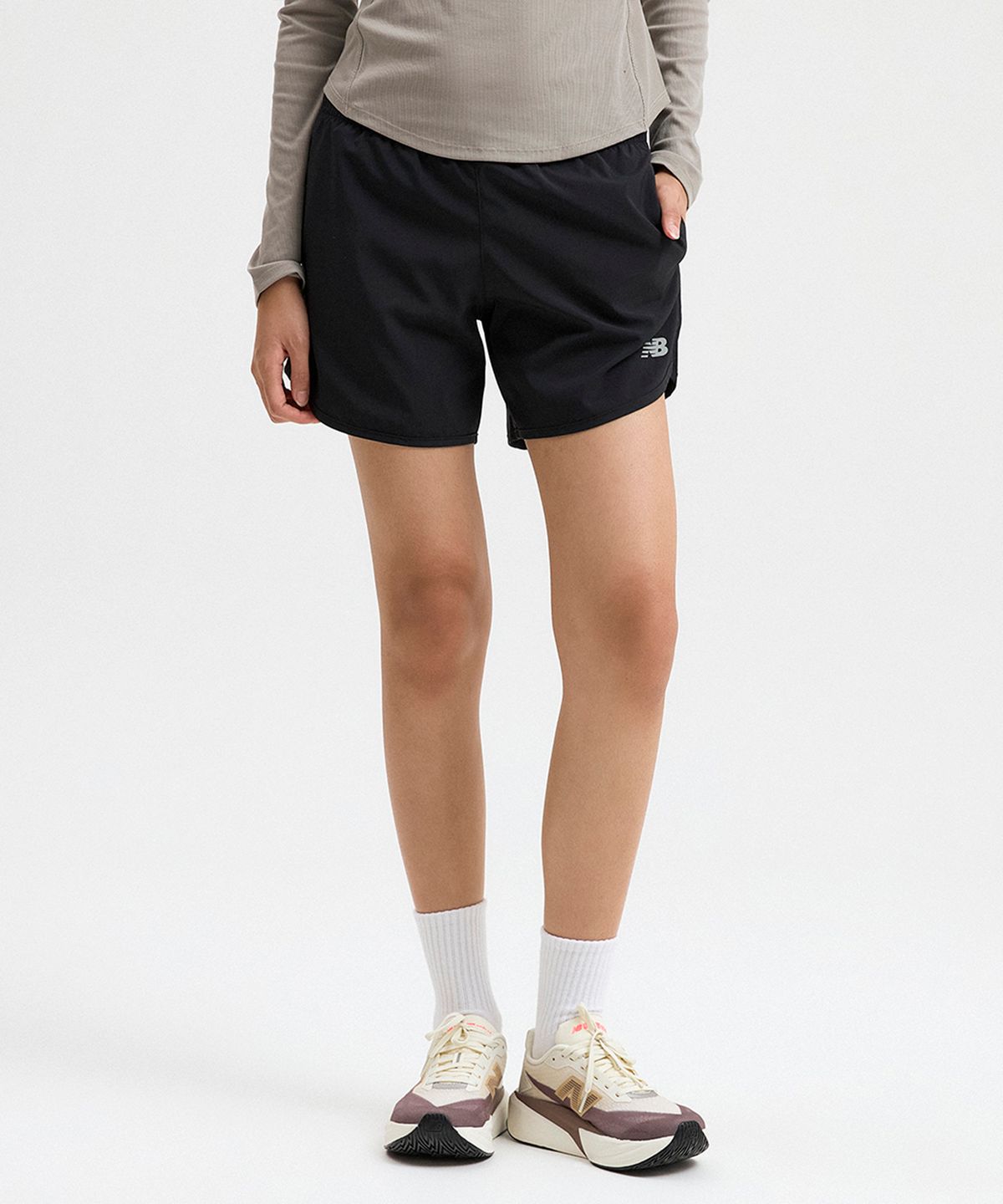 뉴발란스(NEW BALANCE) NBNVG36102 / WOMEN 스포츠에센셜 쇼츠 5인치 (BLACK)