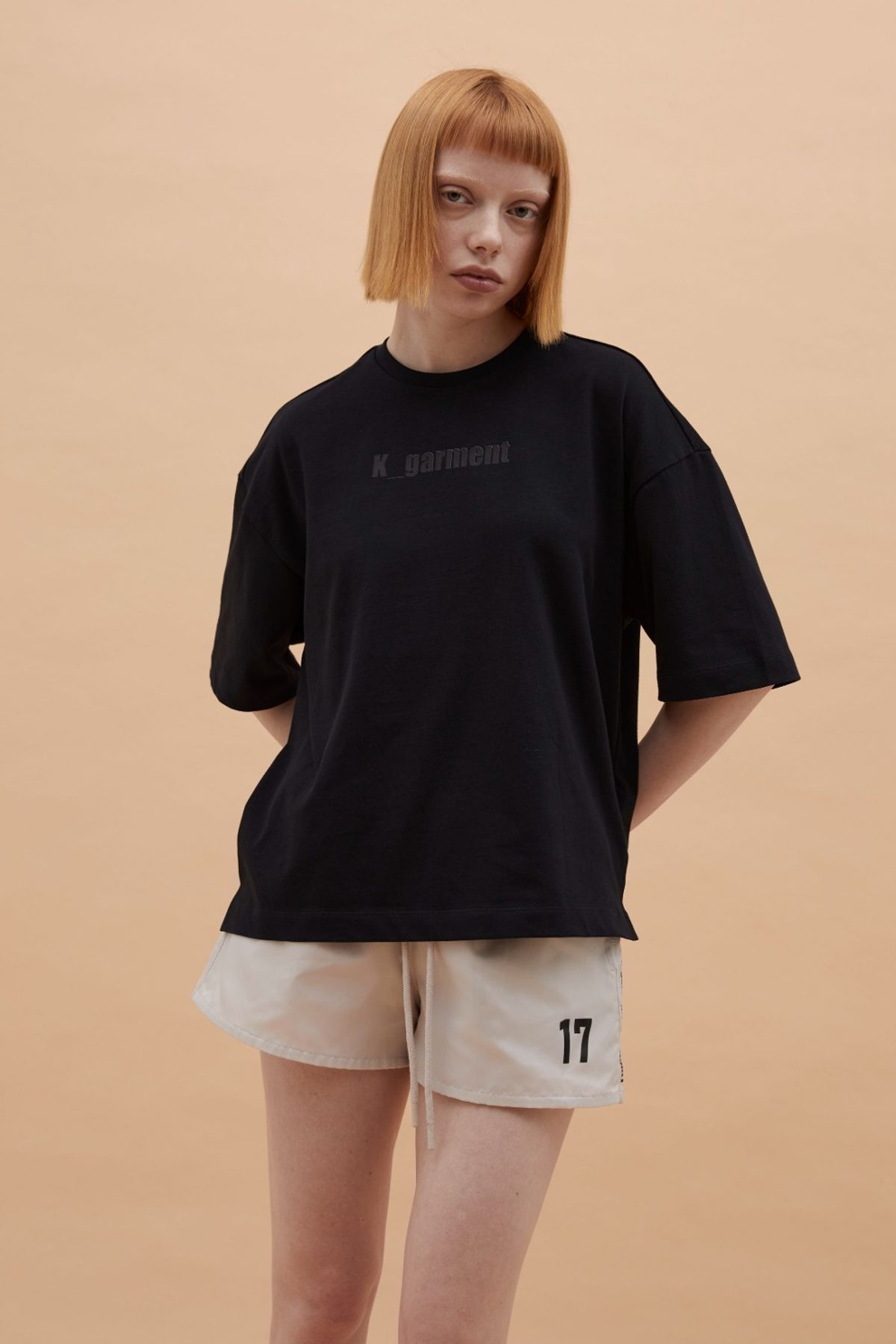 카먼트(K-GARMENT) W 하프슬리브 로고 와이드티 BLACK
