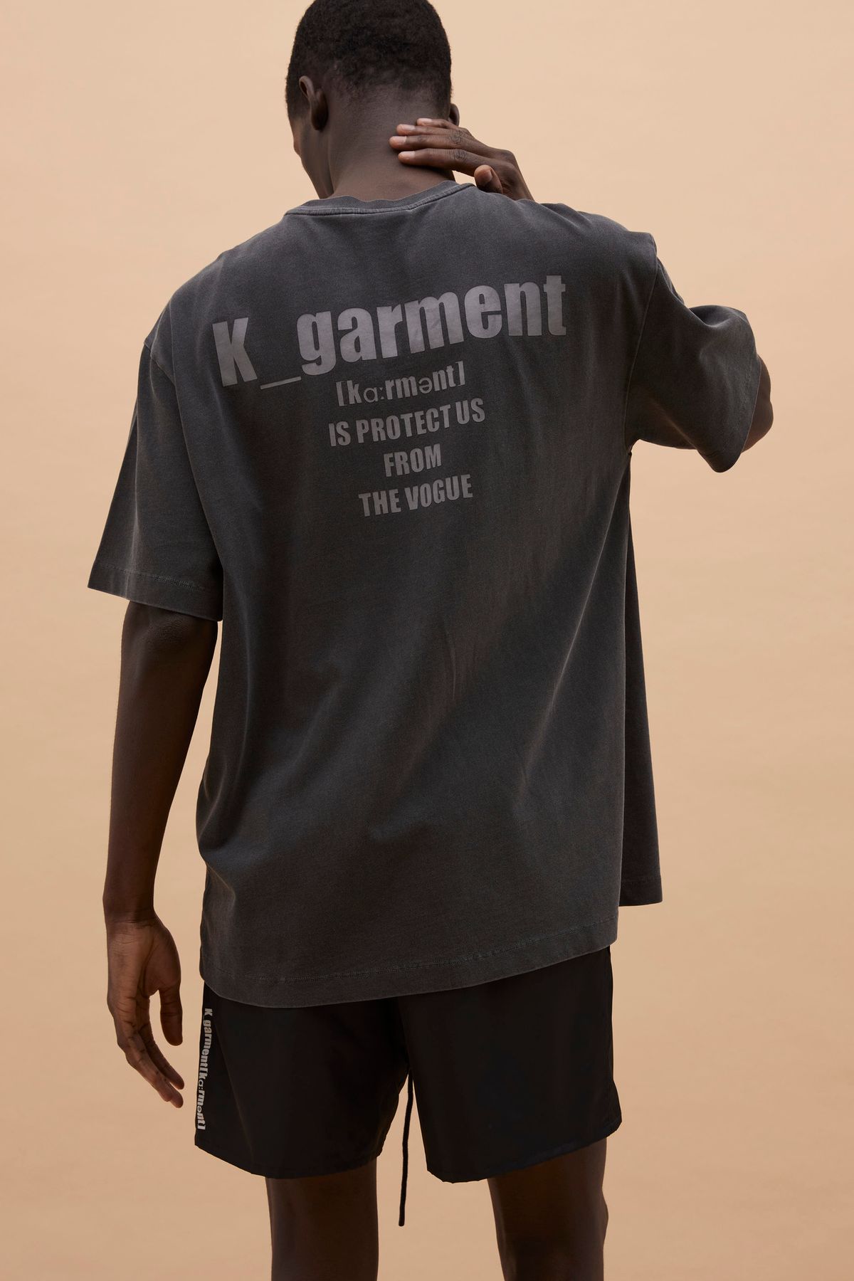 카먼트(K-GARMENT) (UNI) 스타일 프로텍팅 슬로건 가먼트 다이드티 BLACK
