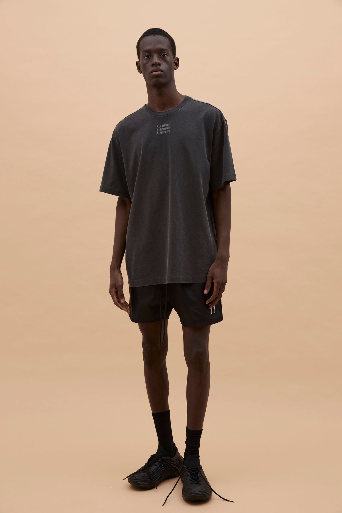카먼트(K-GARMENT) (UNI) 스타일 프로텍팅 슬로건 가먼트 다이드티 BLACK