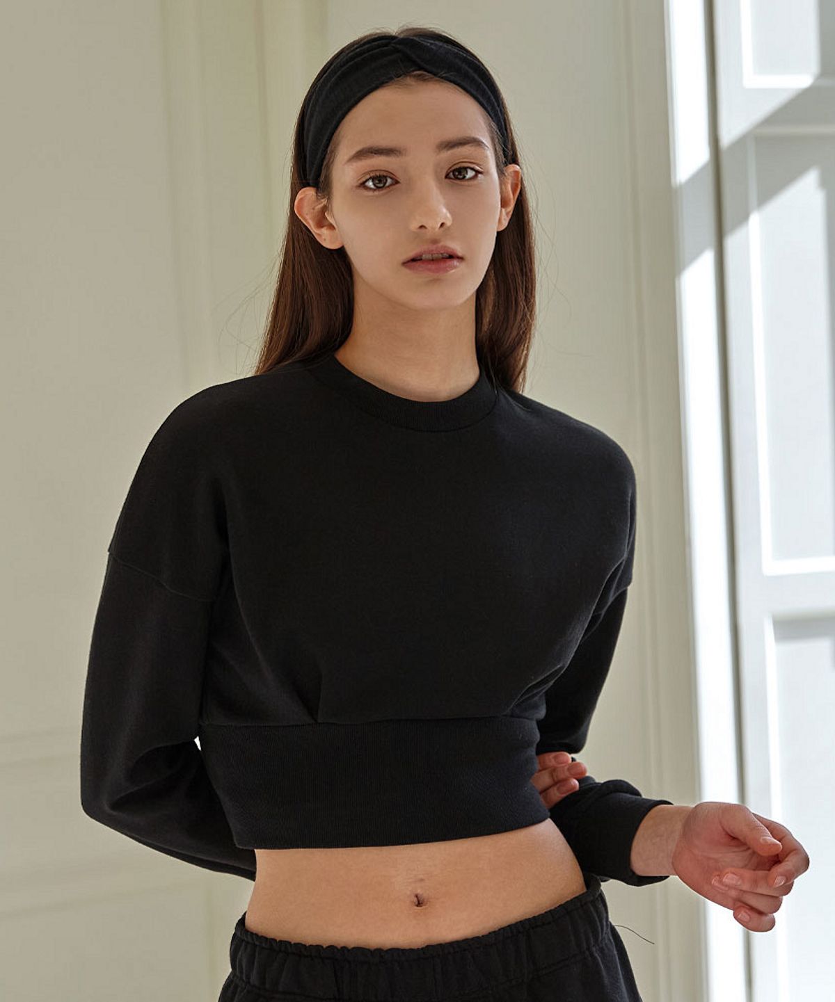 데비웨어(DEVIWEAR) 핀턱 크롭 맨투맨 DEVI-T0120-블랙
