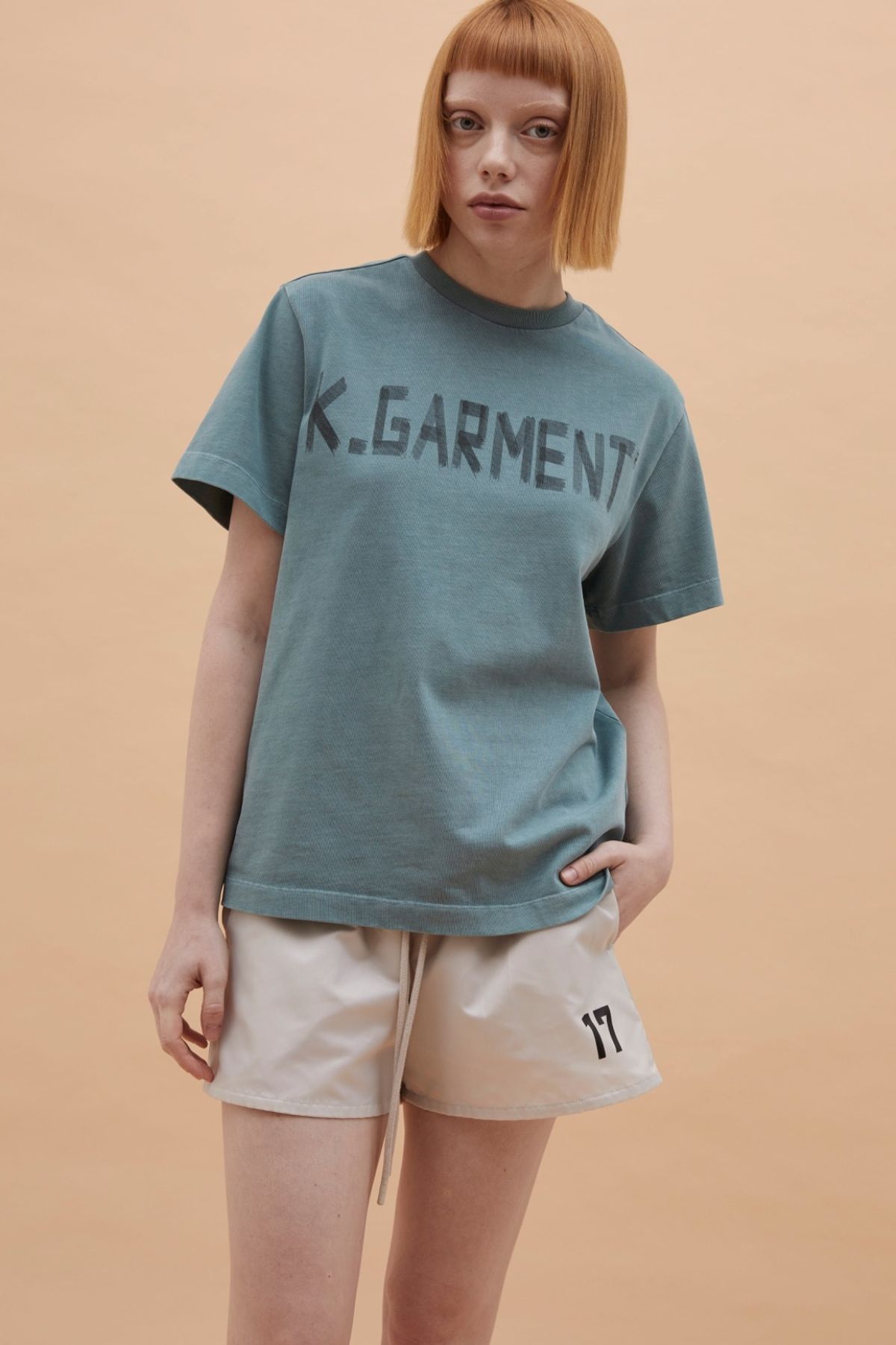 카먼트(K-GARMENT) (UNI) 핸드페인팅로고 오버티 OIL GREEN