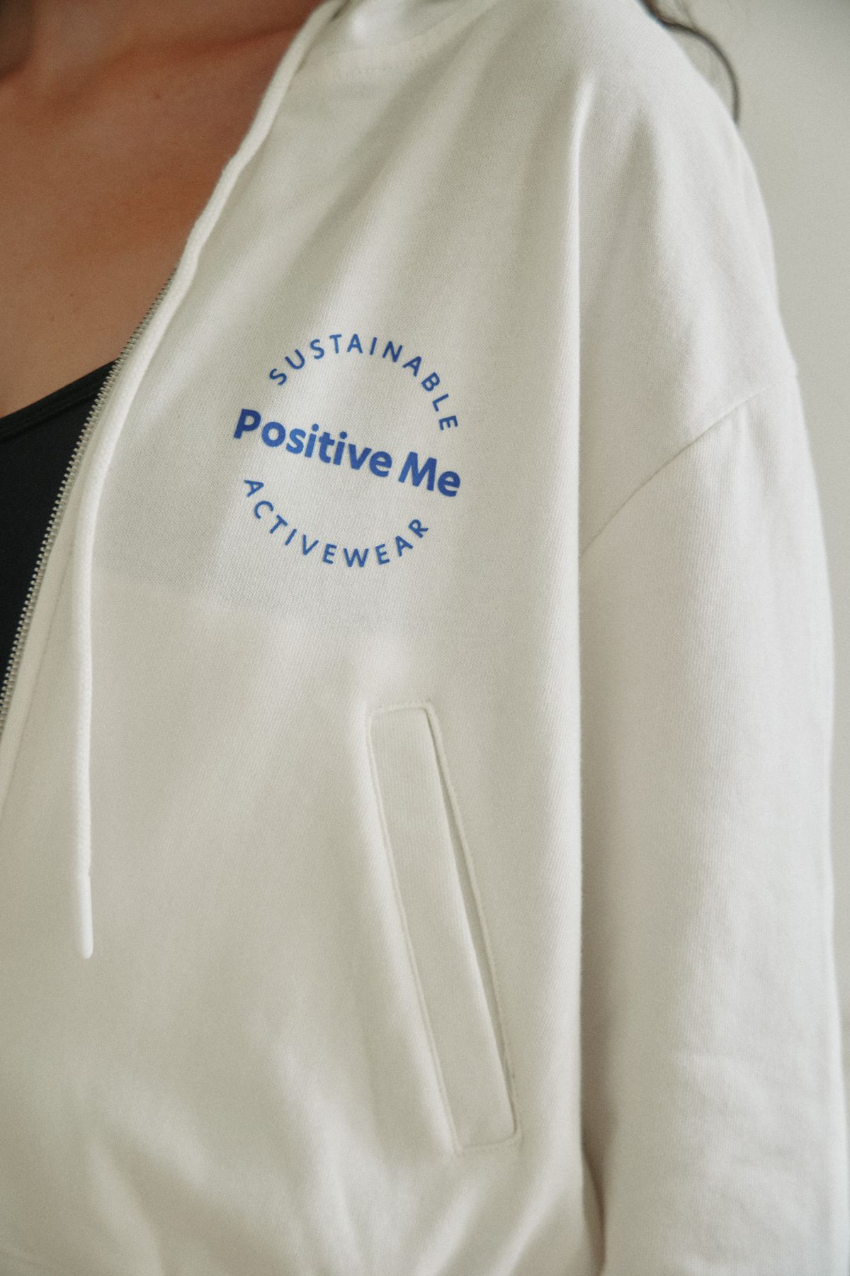 포지티브미(POSITIVEME) 끌라르떼 크롭 후디 집업 화이트