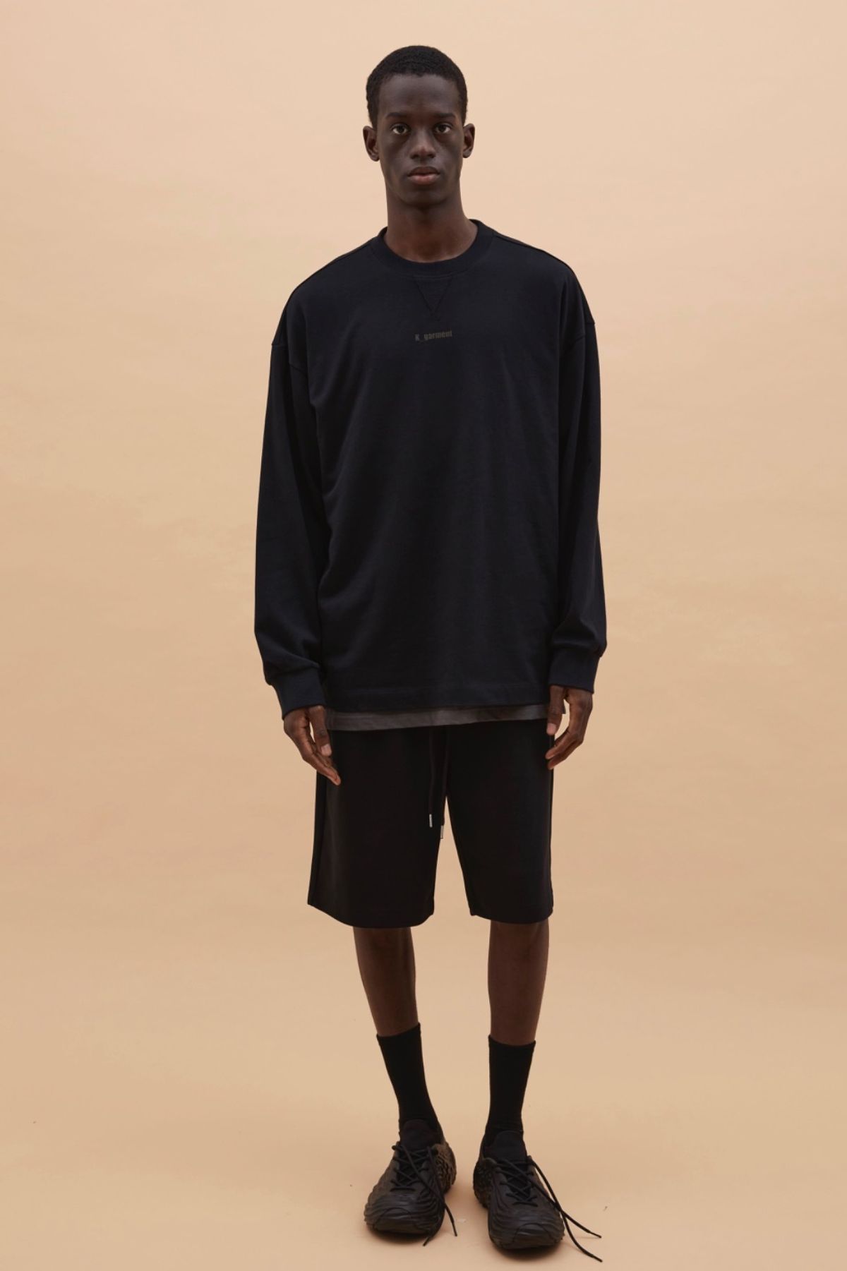 카먼트(K-GARMENT) (UNI)로고프린트 루즈쇼츠 BLACK