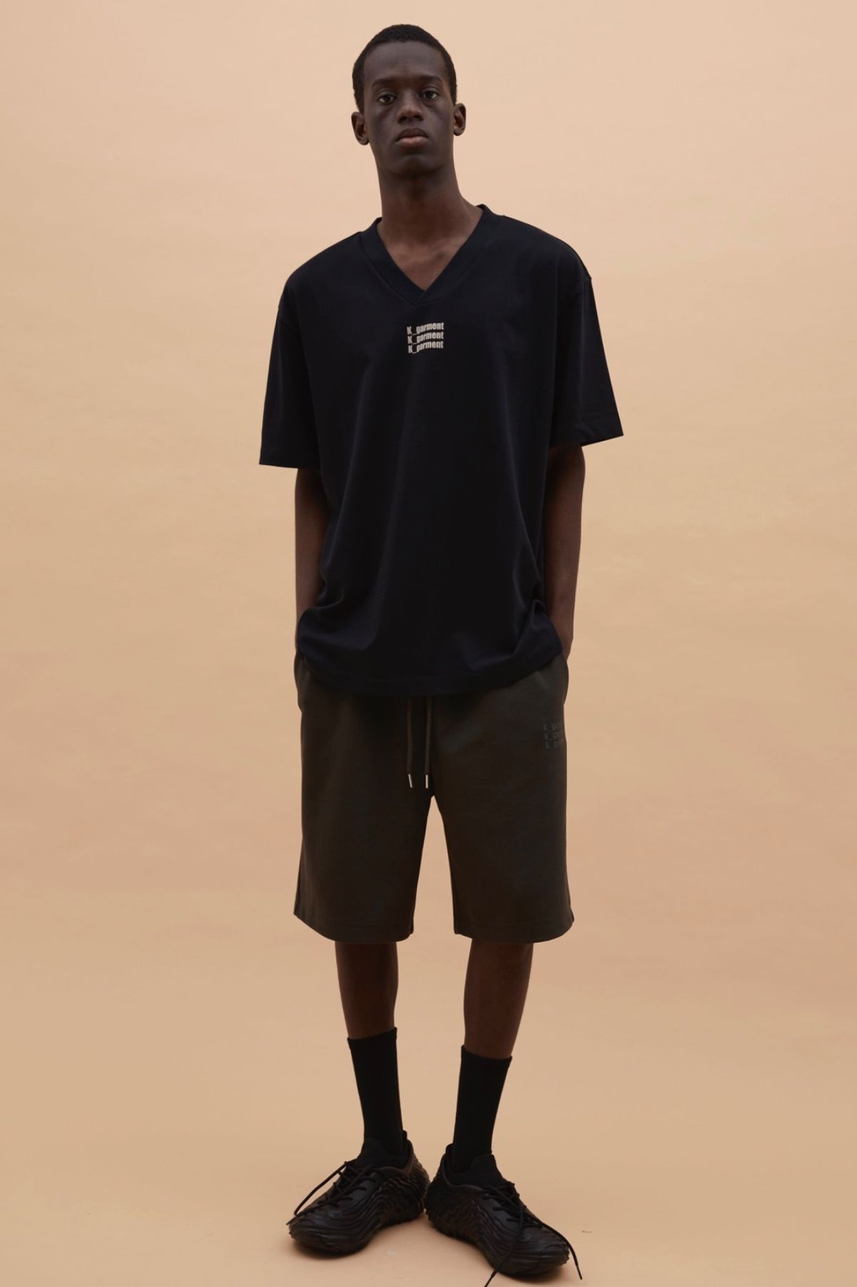 카먼트(K-GARMENT) (UNI) 로고프린트 루즈쇼츠 DUST GREY