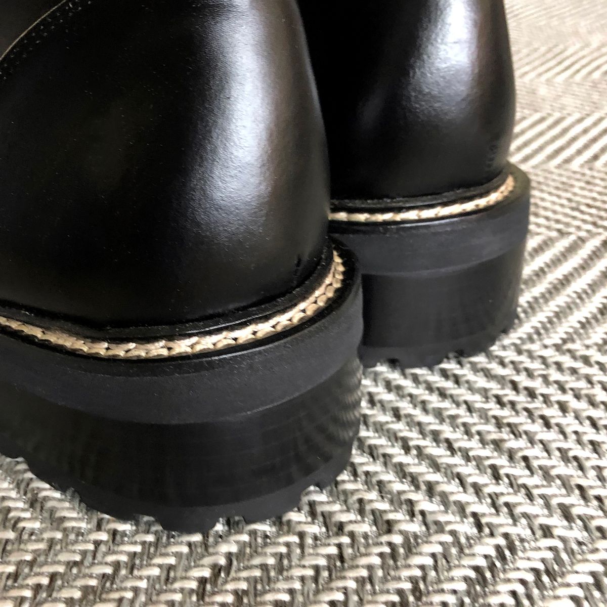 조앤슈(JOENSHOE) 휴만 스티치 사이드지퍼 유팁 워커 부츠 블랙