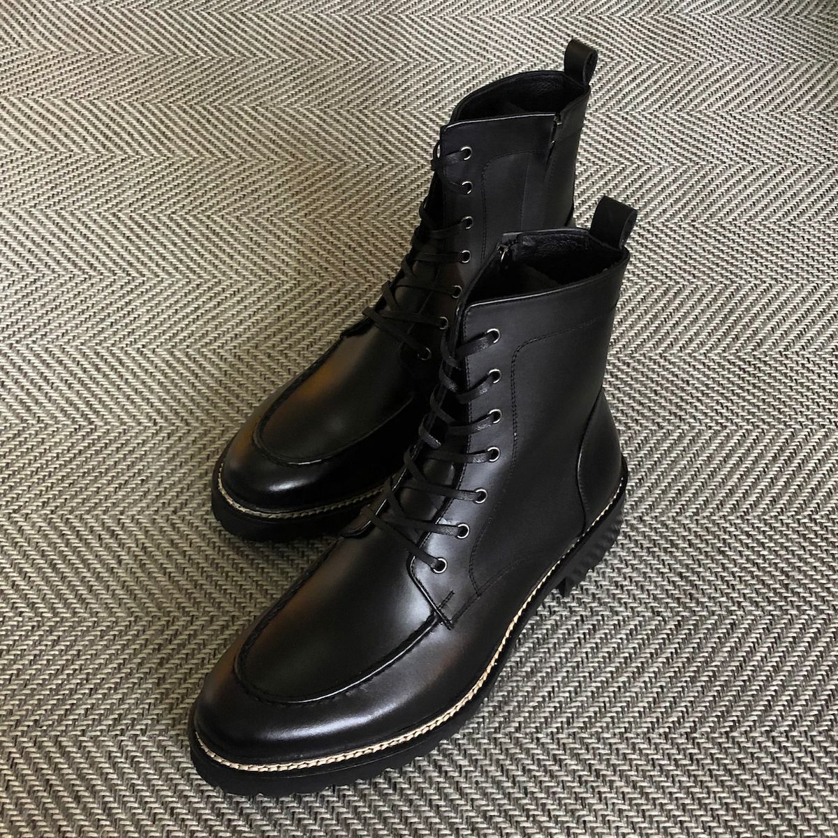 조앤슈(JOENSHOE) 휴만 스티치 사이드지퍼 유팁 워커 부츠 블랙
