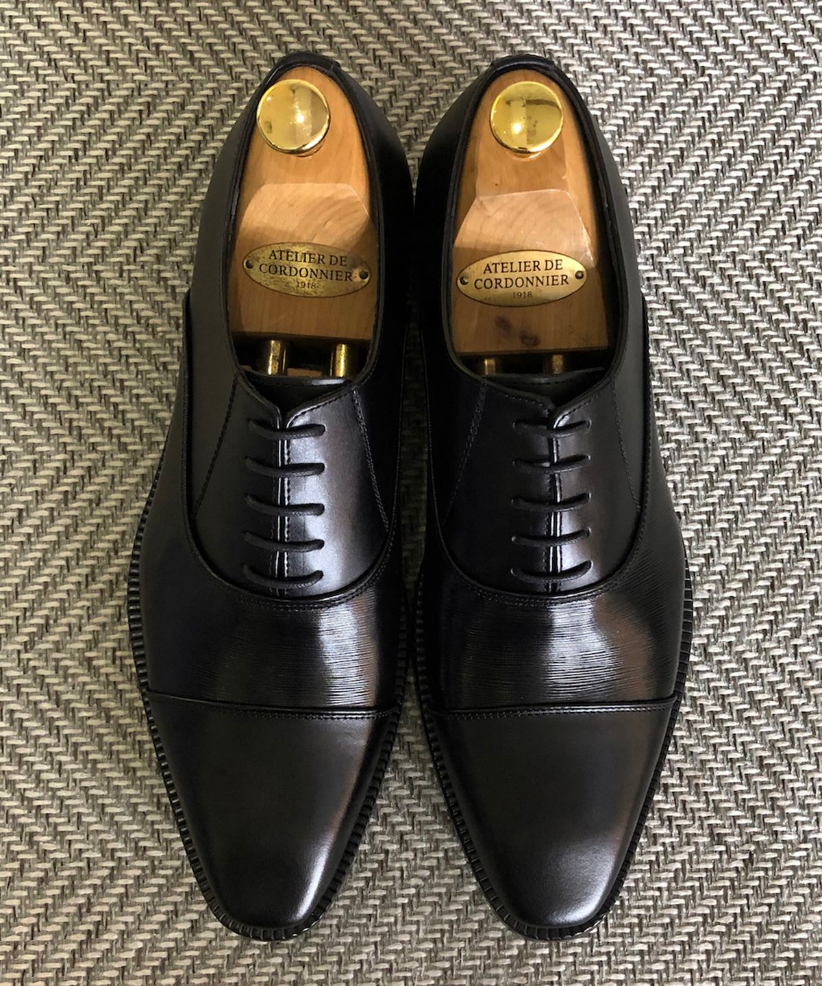 조앤슈(JOENSHOE) 로템 하프빗살 스트레이트팁 옥스퍼드 블랙