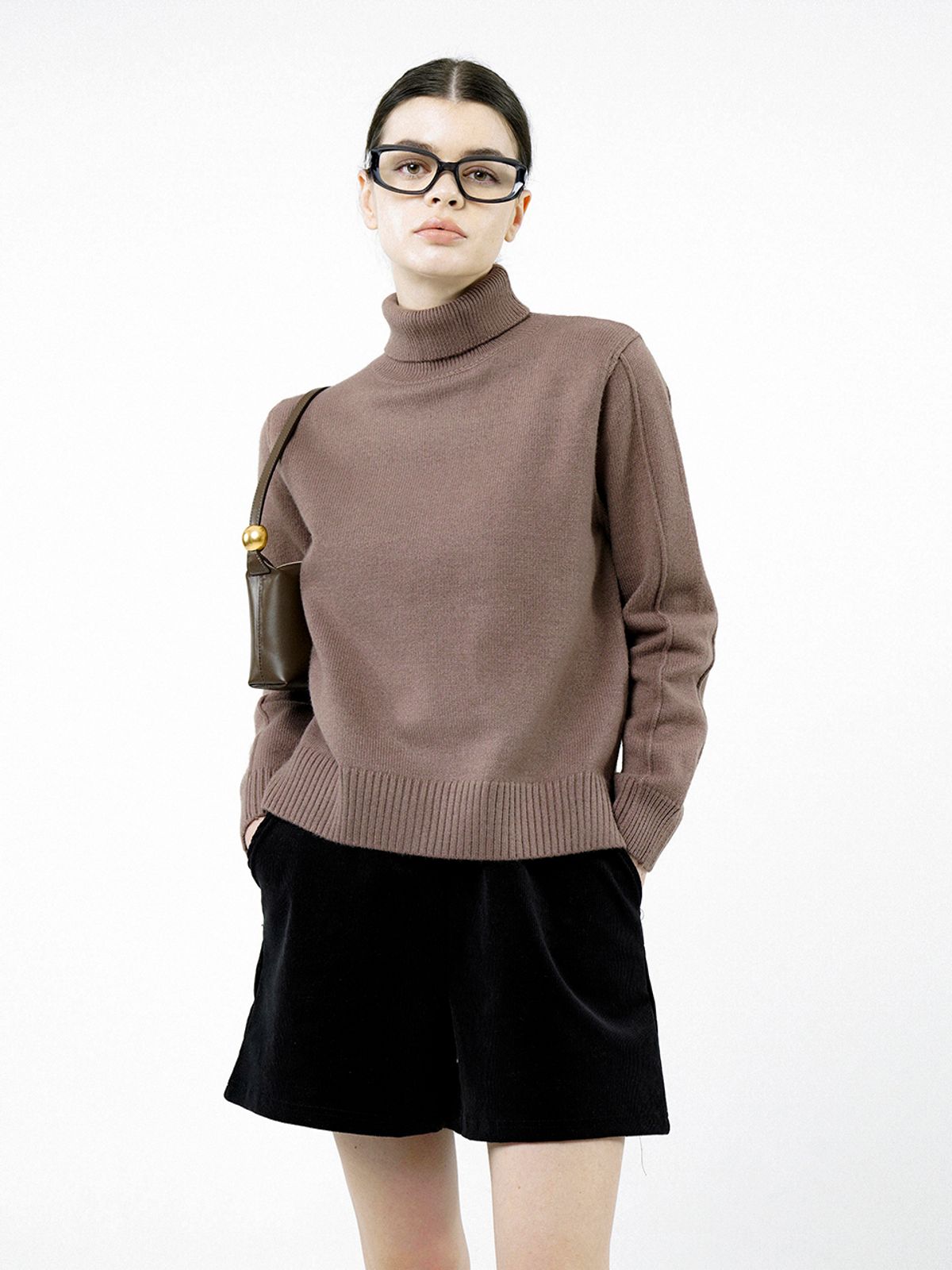 챈세스노이(CHANCE'S NOI) Soft Slit High Turtleneck - Brown /W244TP06BR