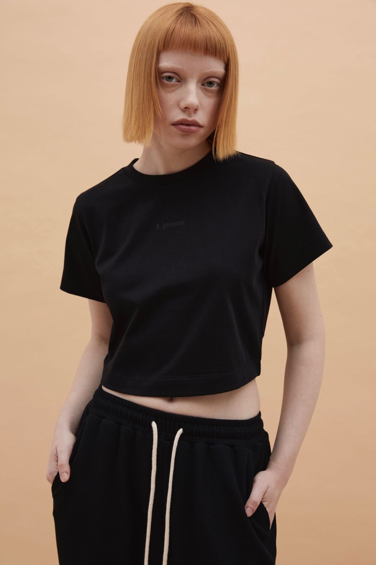 카먼트(K-GARMENT) W 스몰로고 크롭티 BLACK