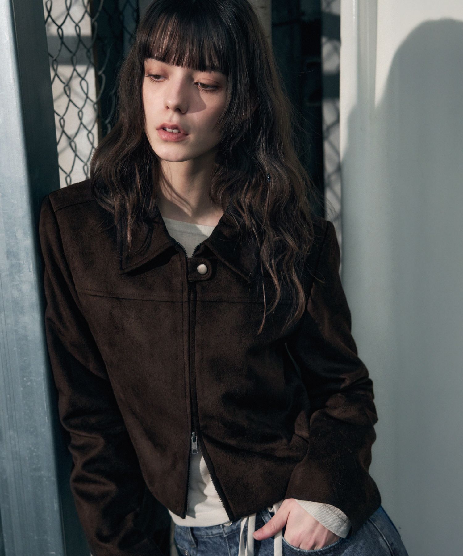 MUSINSA公式 | LEATHERY Curved Suede Crop Zip-Up Jacket [DARK BROWN]