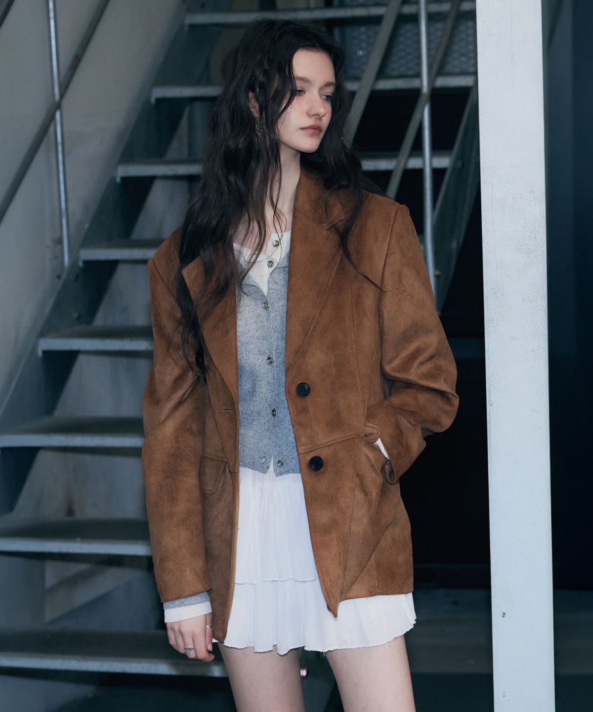 레더리(LEATHERY) 디바이드 싱글 스웨이드 블레이저 [CAMEL BROWN]