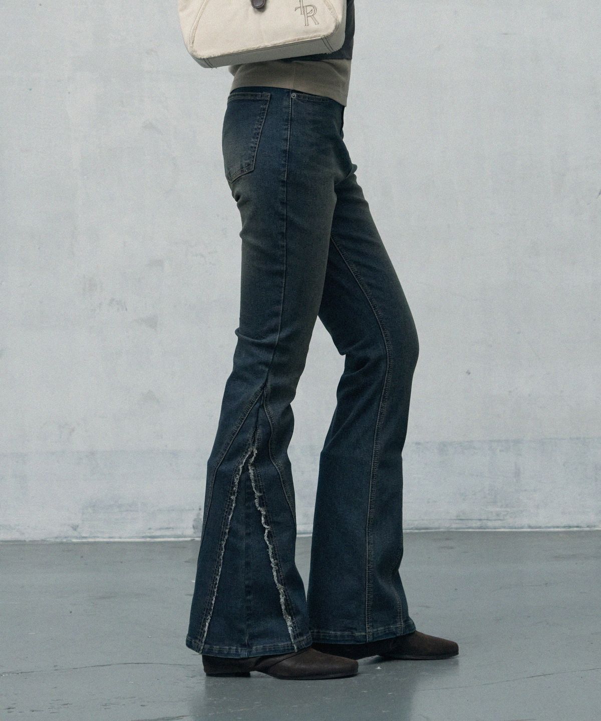 레더리(LEATHERY) 웨스턴 테슬 부츠컷 데님팬츠 [BLACK]