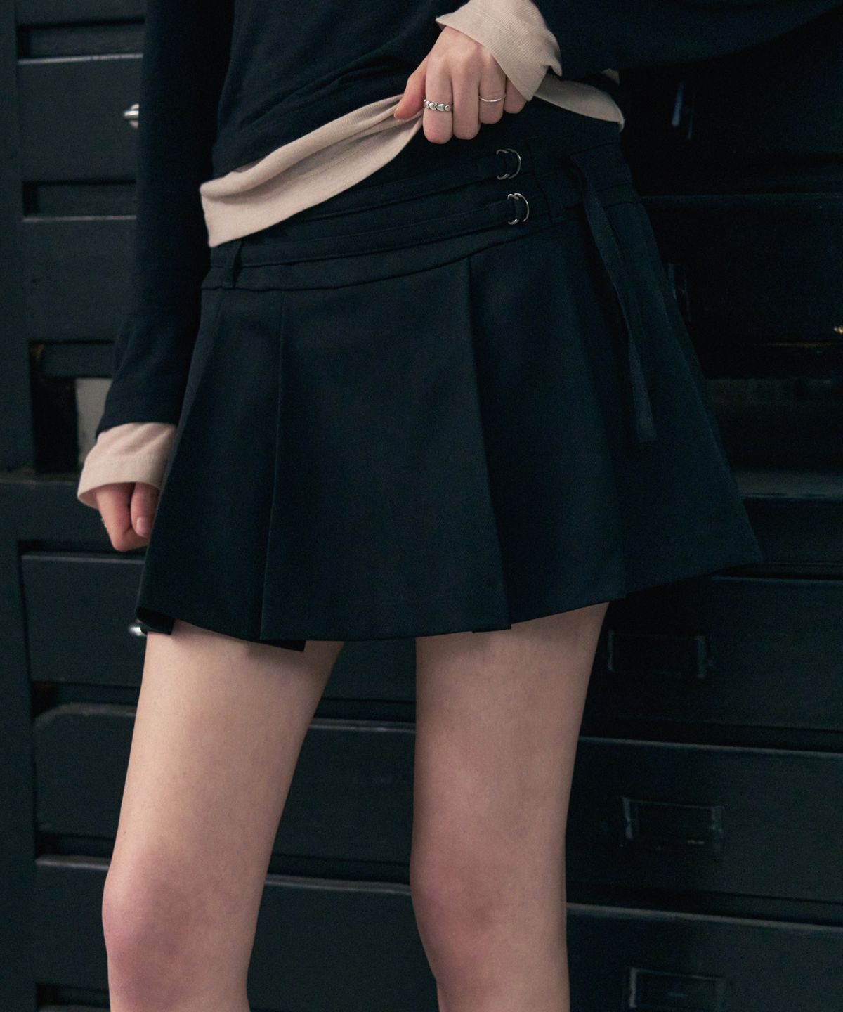 레더리(LEATHERY) 더블 스트랩 플리츠 미니 스커트 [BLACK]