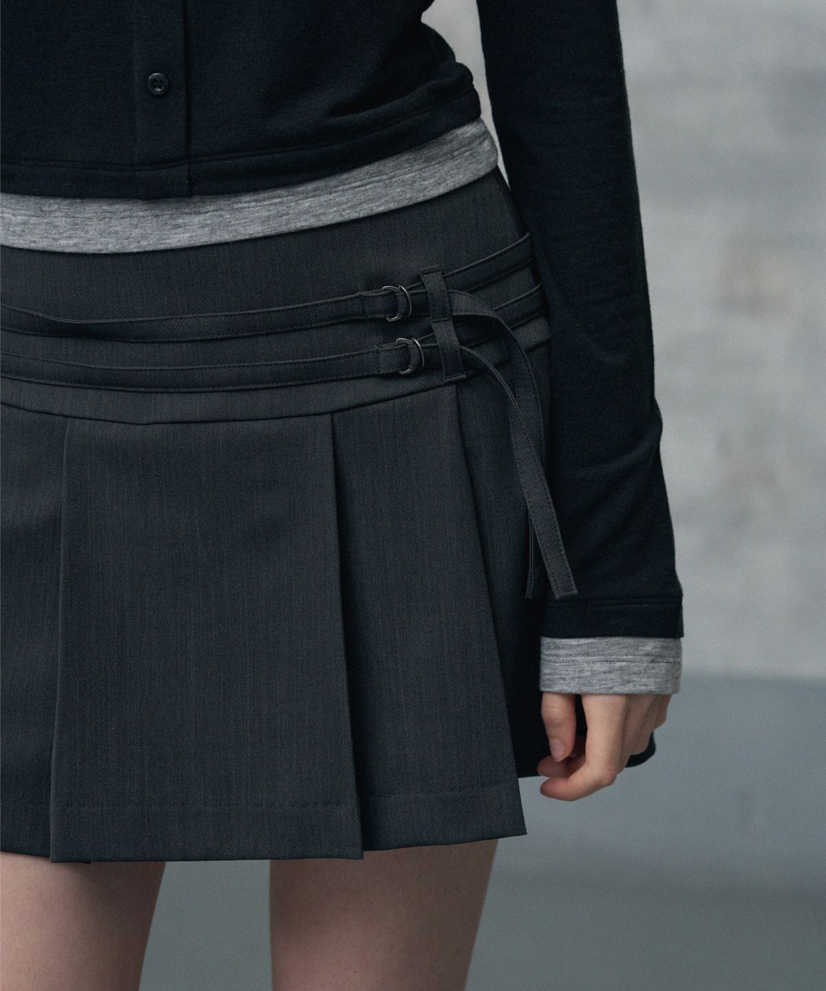 레더리(LEATHERY) 더블 스트랩 플리츠 미니 스커트 [BLACK]