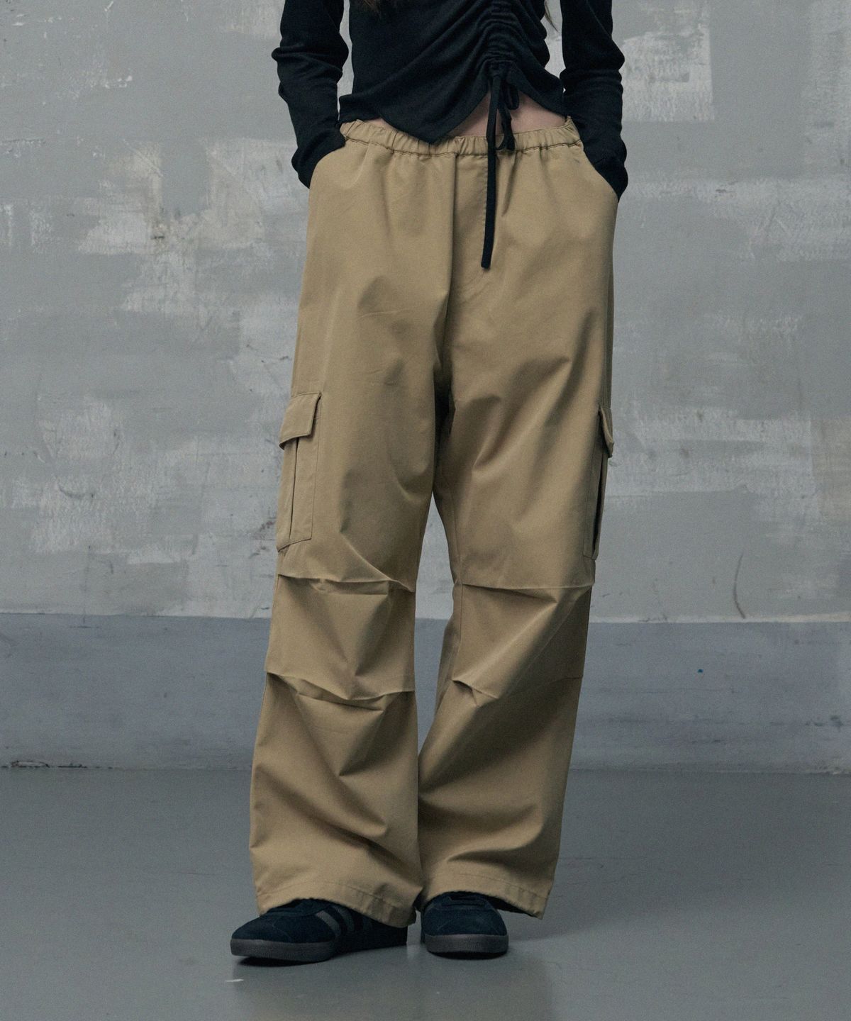 레더리(LEATHERY) 파라슈트 와이드 카고 팬츠 [COTTON BEIGE]