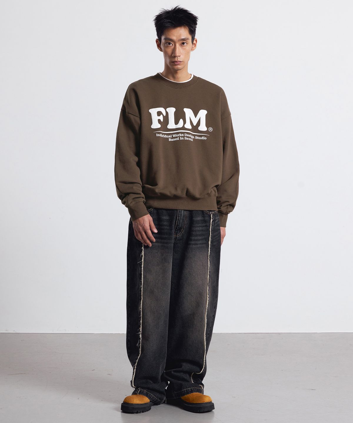 필루미네이트(FILLUMINATE) FLM 볼드 로고 스웨트 셔츠-올리브