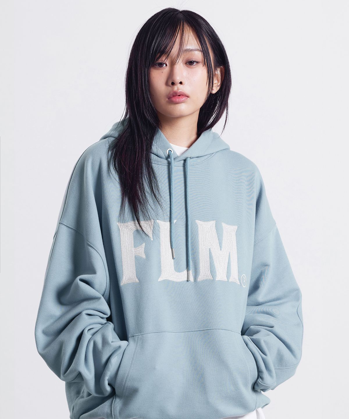 필루미네이트(FILLUMINATE) FLM 스티치 로고 후디-스카이블루