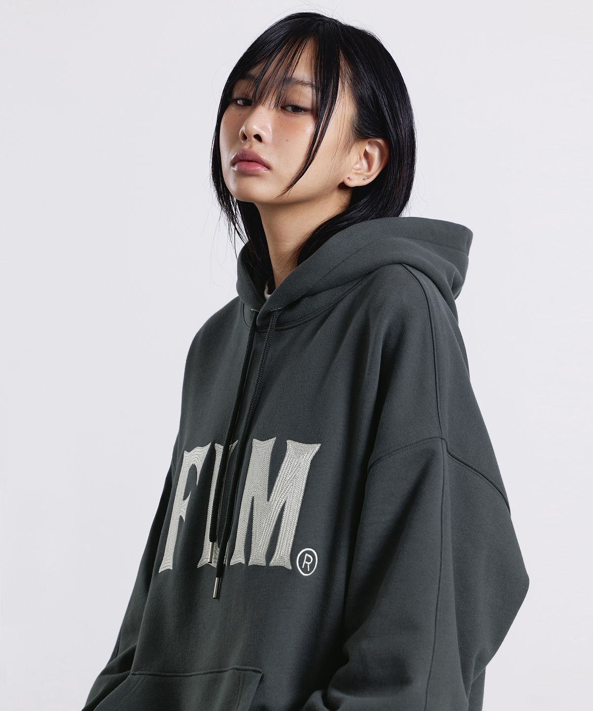 필루미네이트(FILLUMINATE) FLM 스티치 로고 후디-차콜