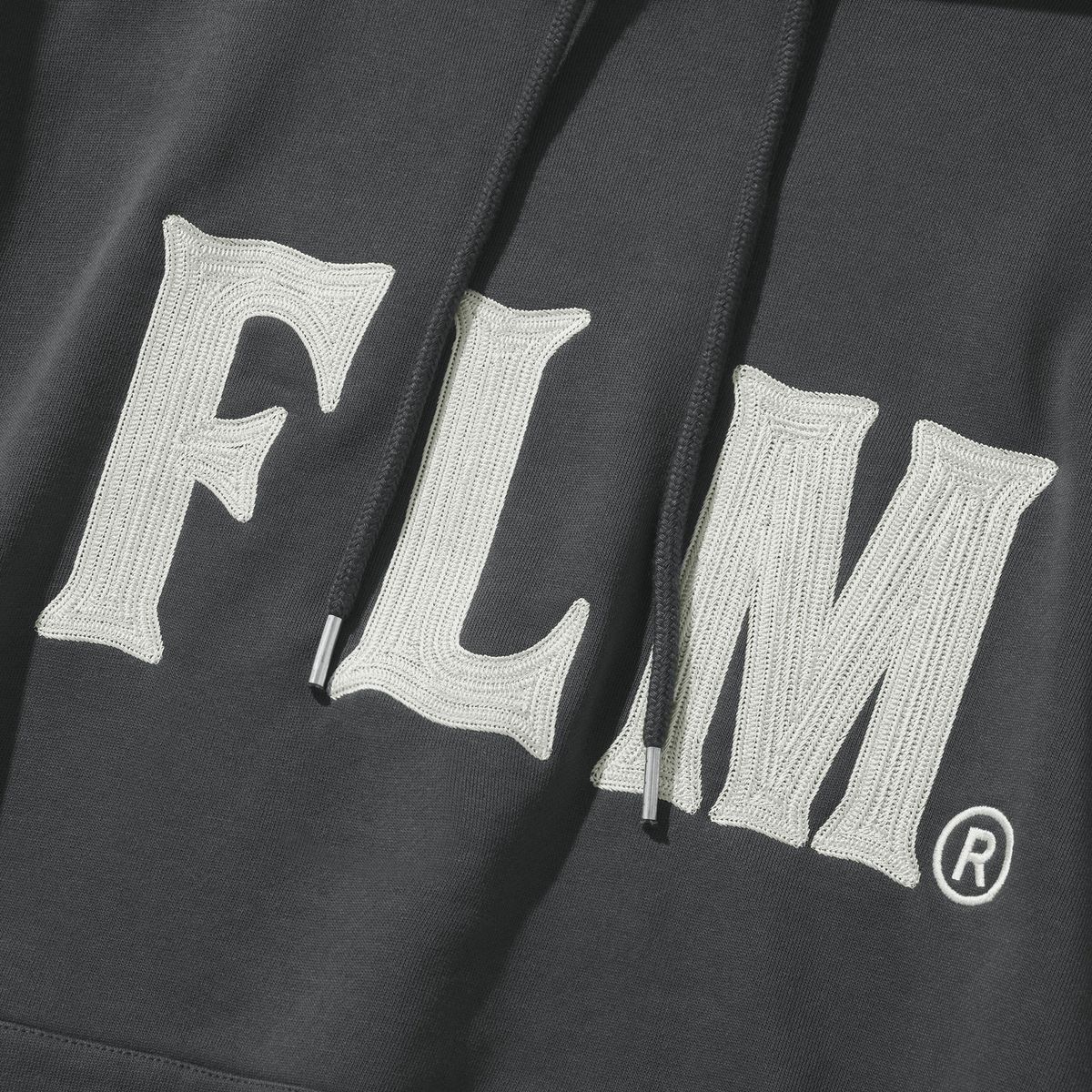 필루미네이트(FILLUMINATE) FLM 스티치 로고 후디-차콜