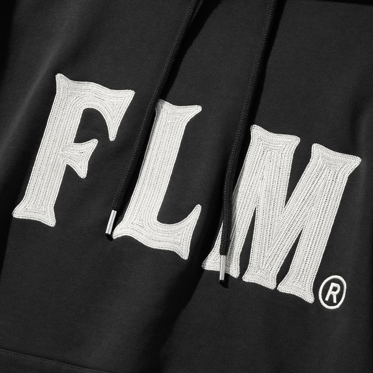 필루미네이트(FILLUMINATE) FLM 스티치 로고 후디-블랙