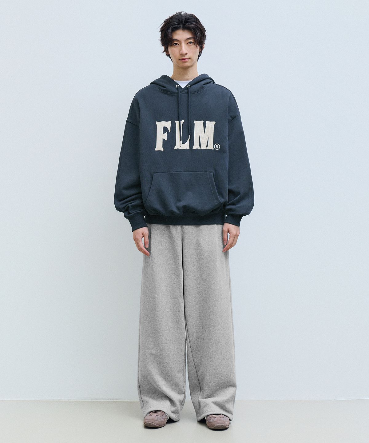 필루미네이트(FILLUMINATE) FLM 스티치 로고 후디-블랙