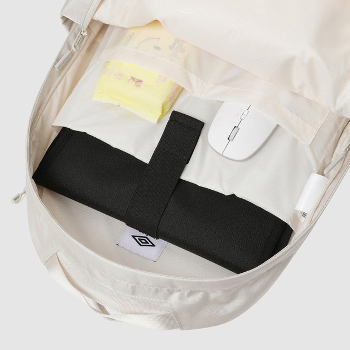 엄브로(UMBRO) 에너제틱 백팩 (29L)_ 구성품 노트북 파우치 베이지(UQ123CBP18)