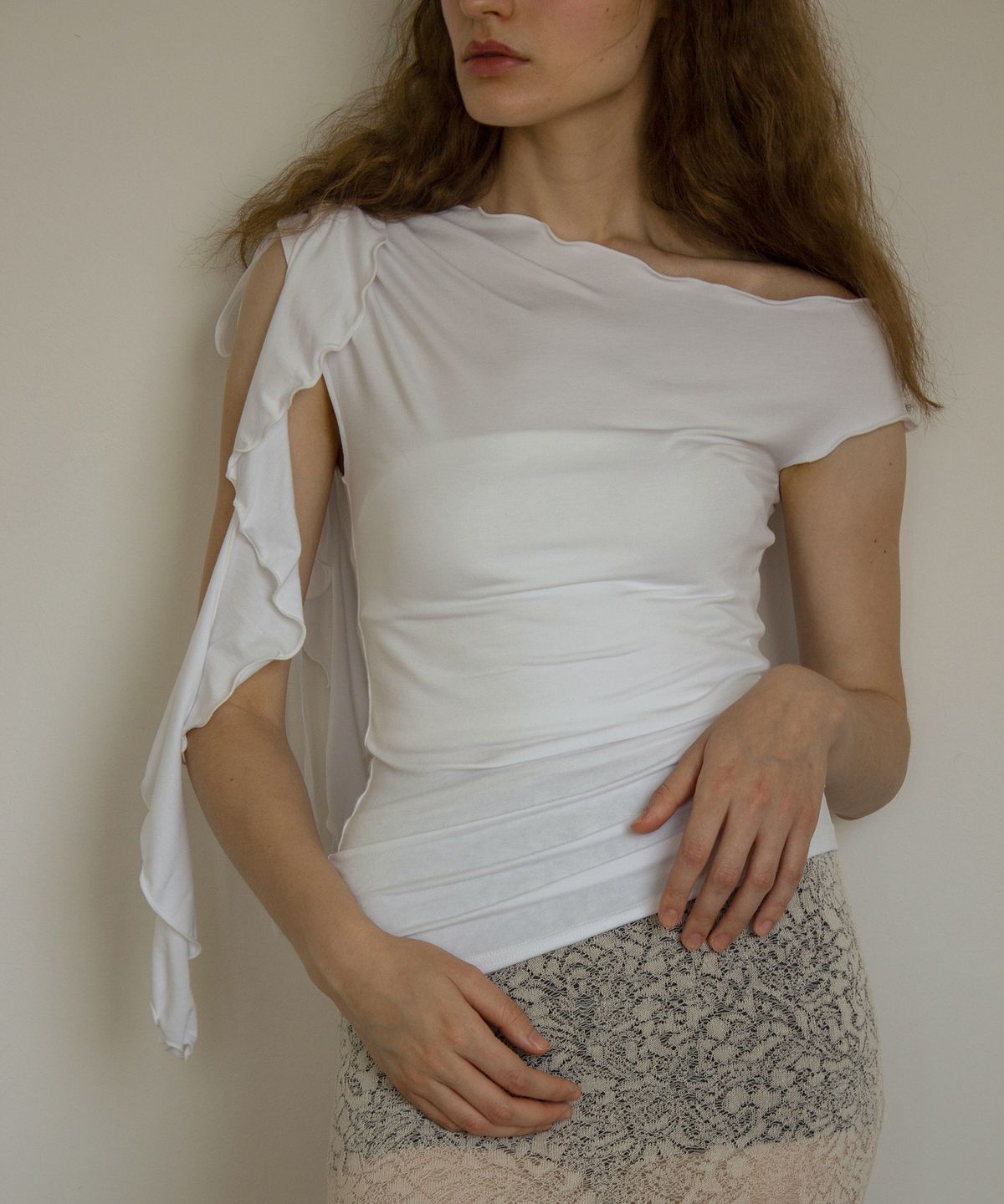 유히리(YUHEELEE) One shoulder ruffle trim top / White