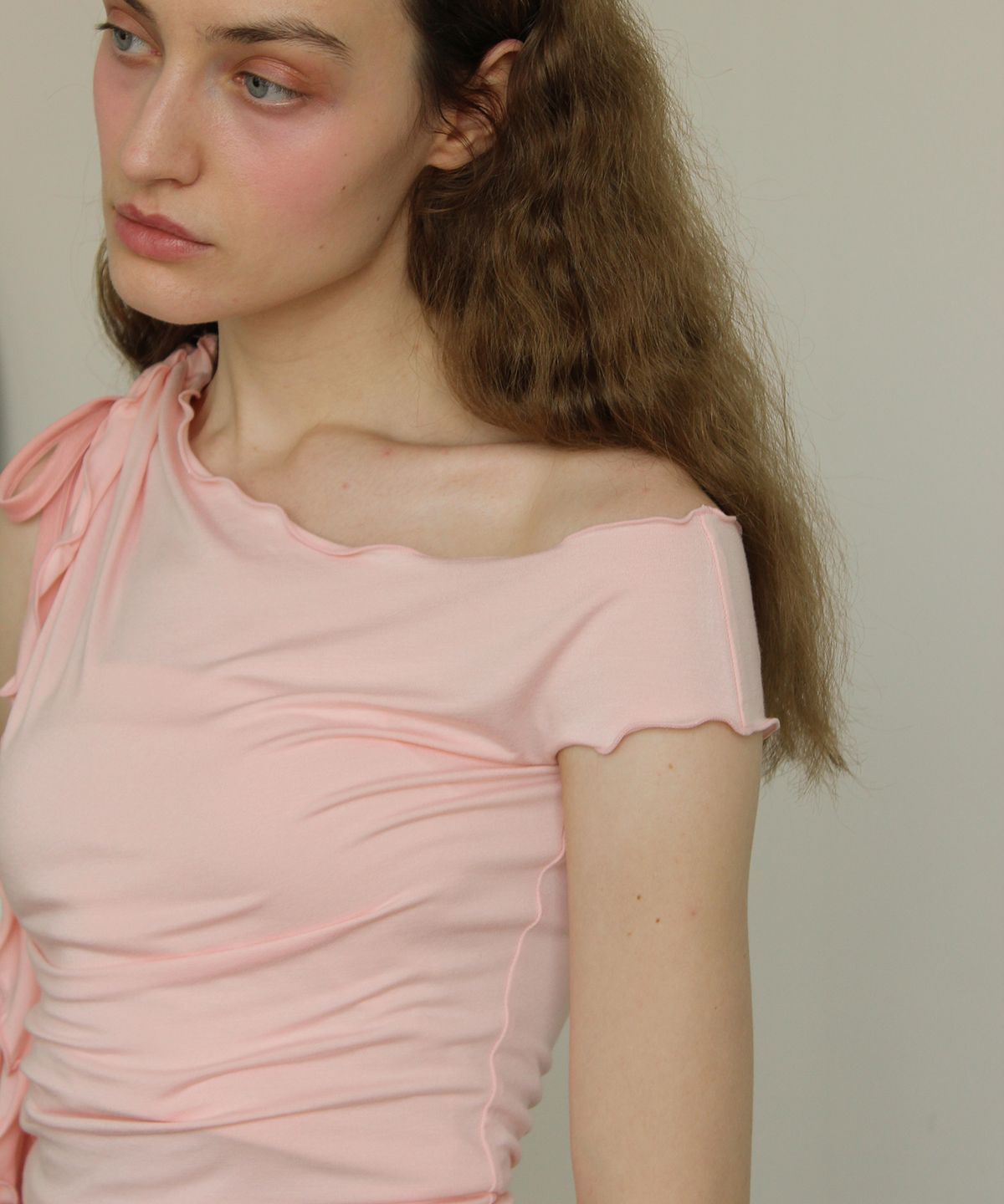 유히리(YUHEELEE) One shoulder ruffle trim top / Light Pink
