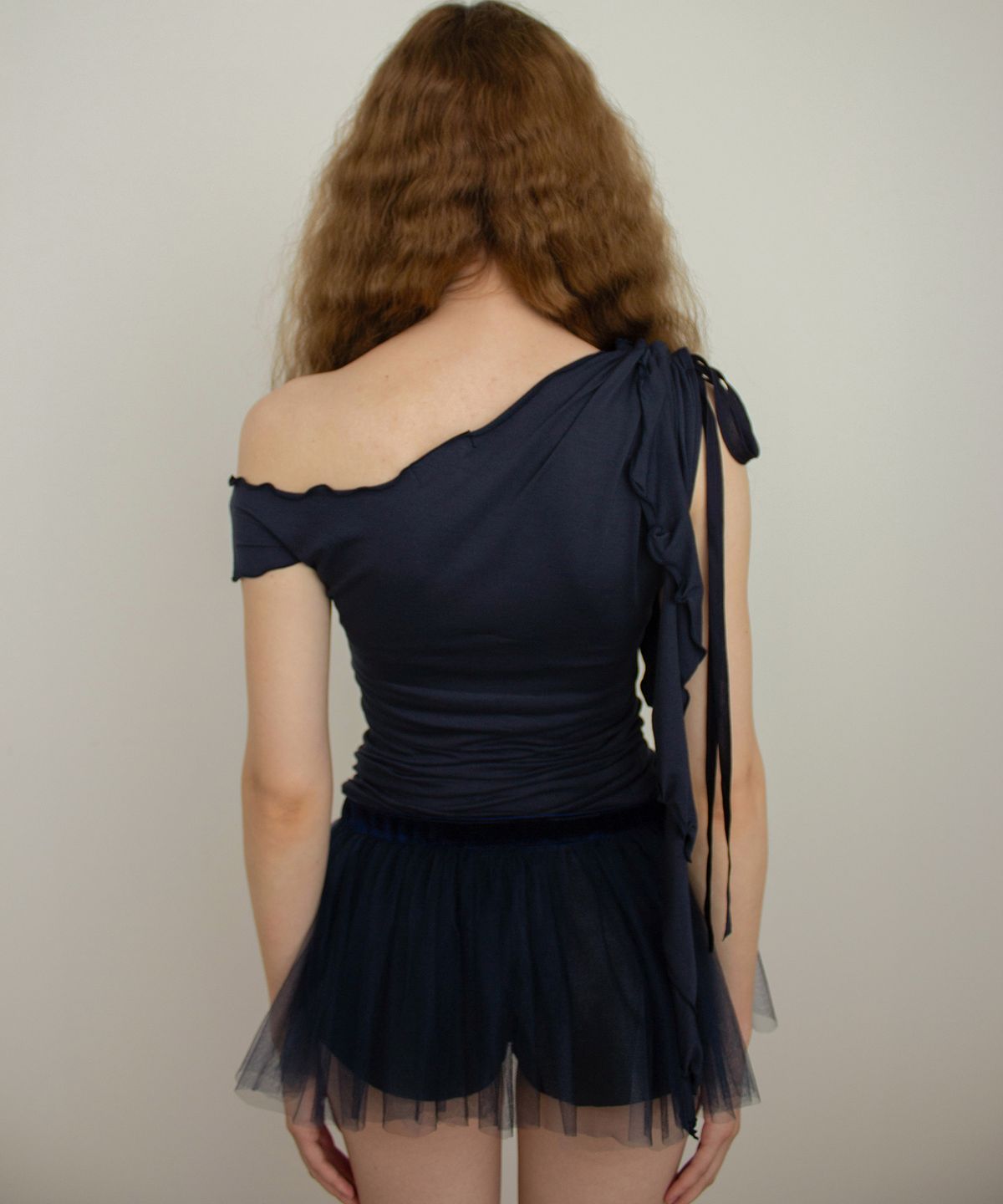 유히리(YUHEELEE) One shoulder ruffle trim top / Navy