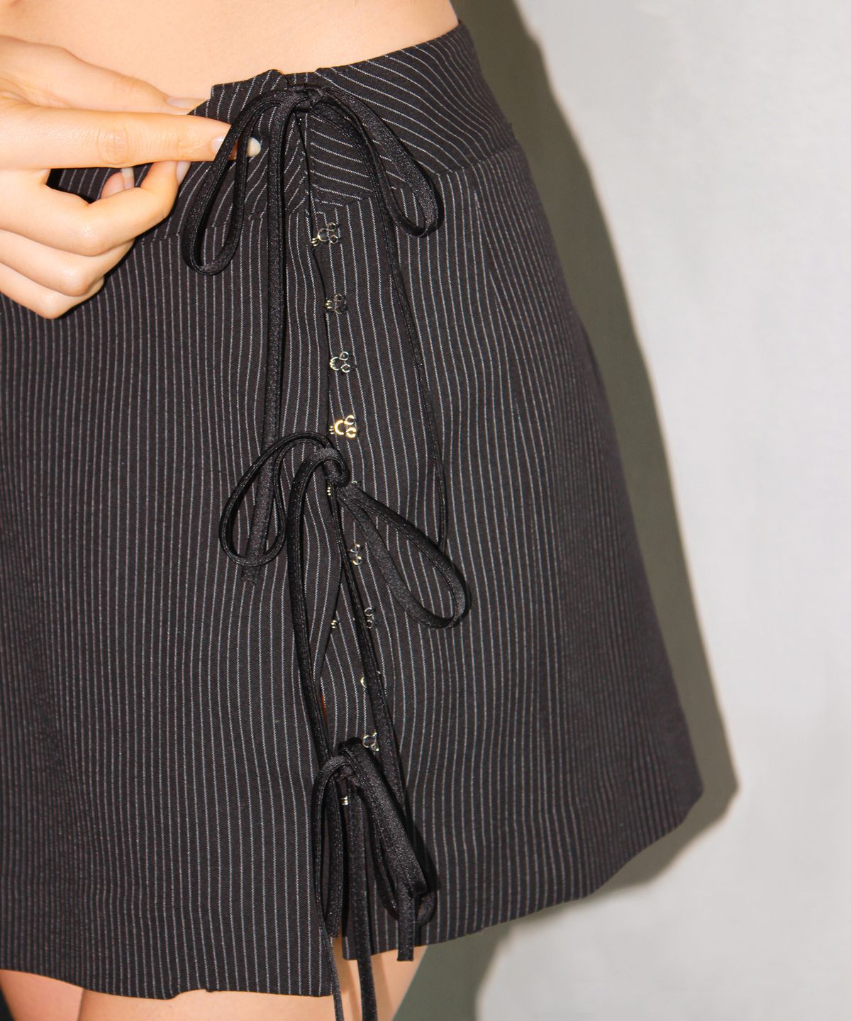 유히리(YUHEELEE) Ribbon pin stripe low waist wrap mini skirt / Black