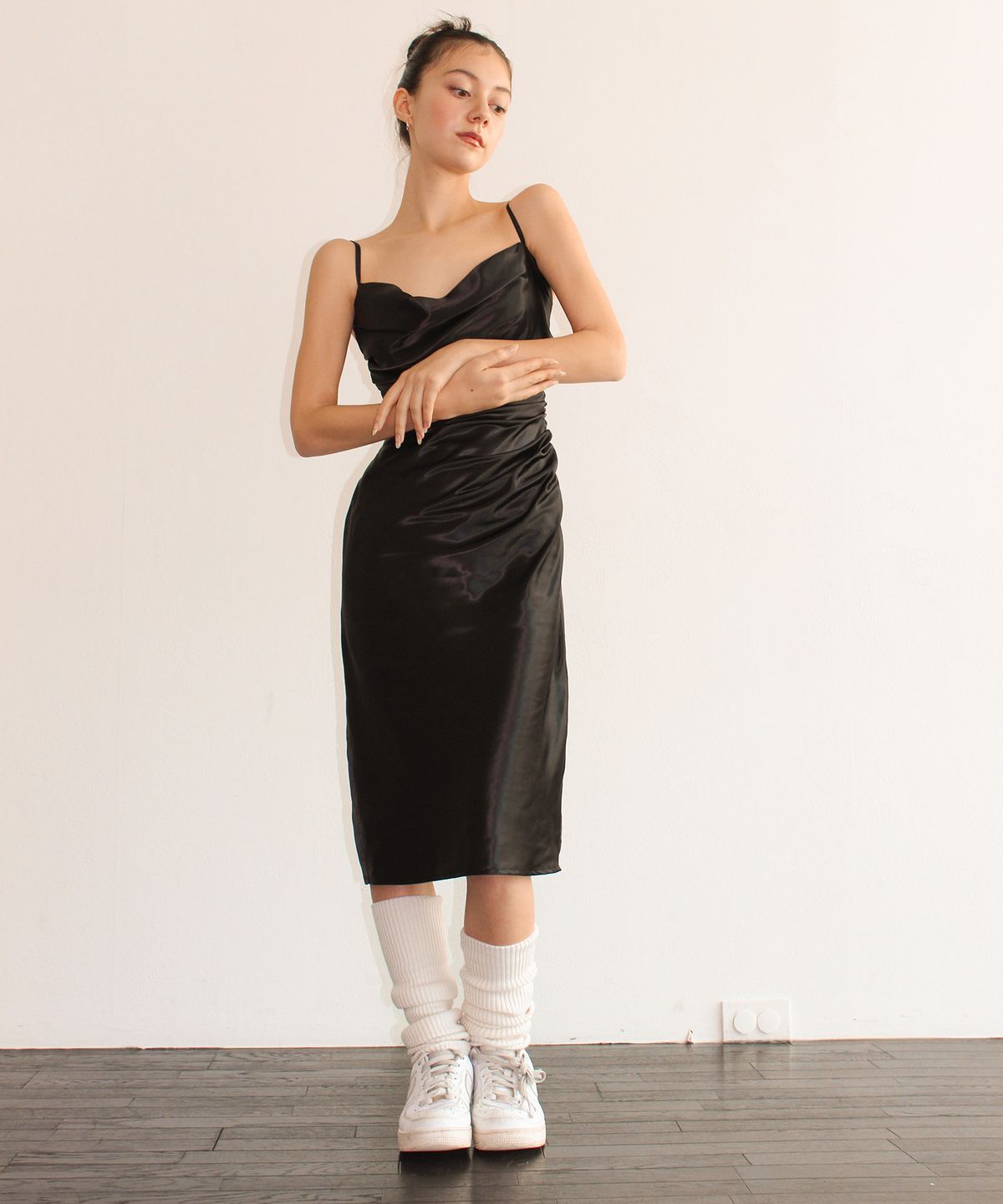 유히리(YUHEELEE) Cowl neck shirring satin midi dress / Black