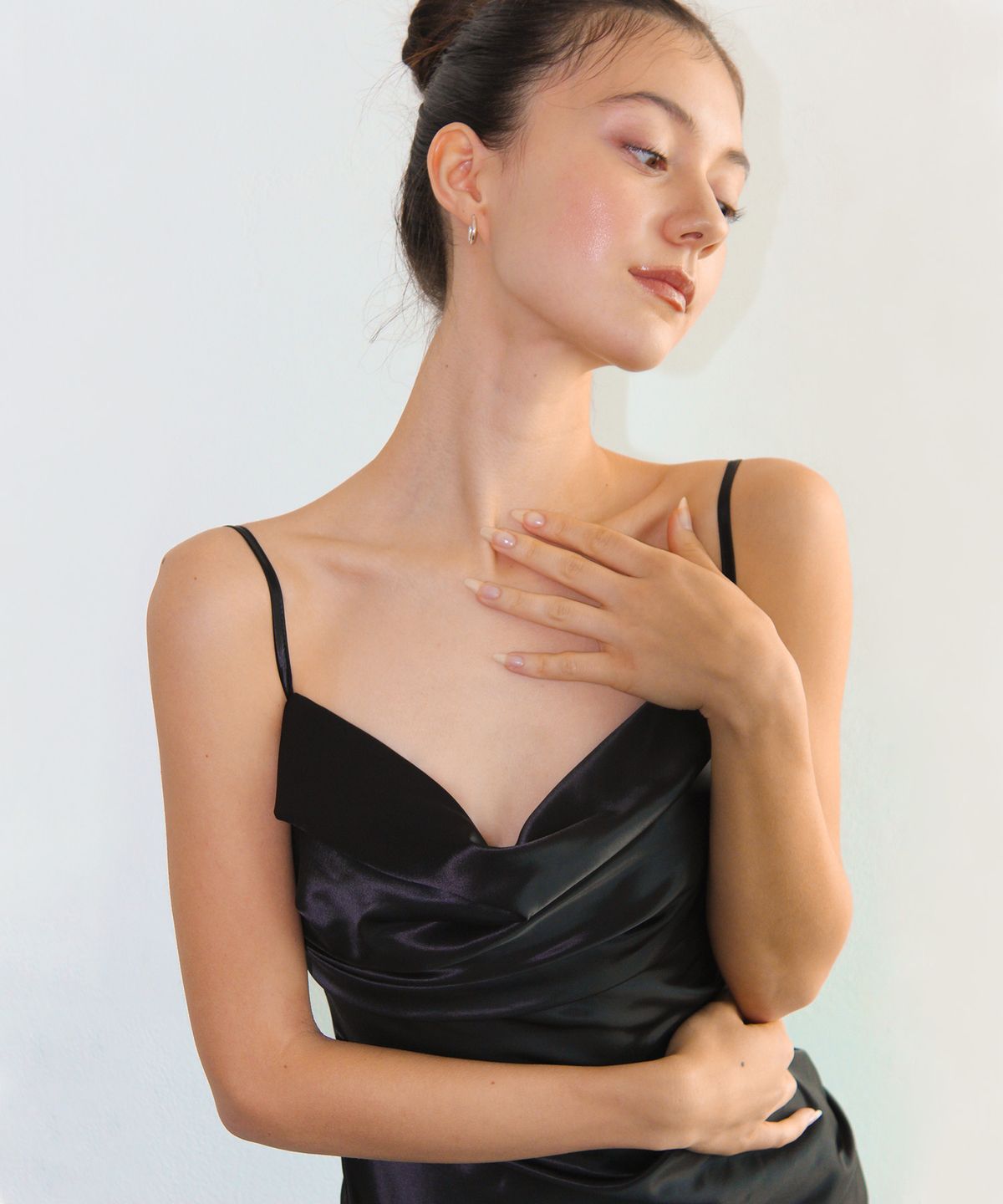 유히리(YUHEELEE) Cowl neck shirring satin midi dress / Black