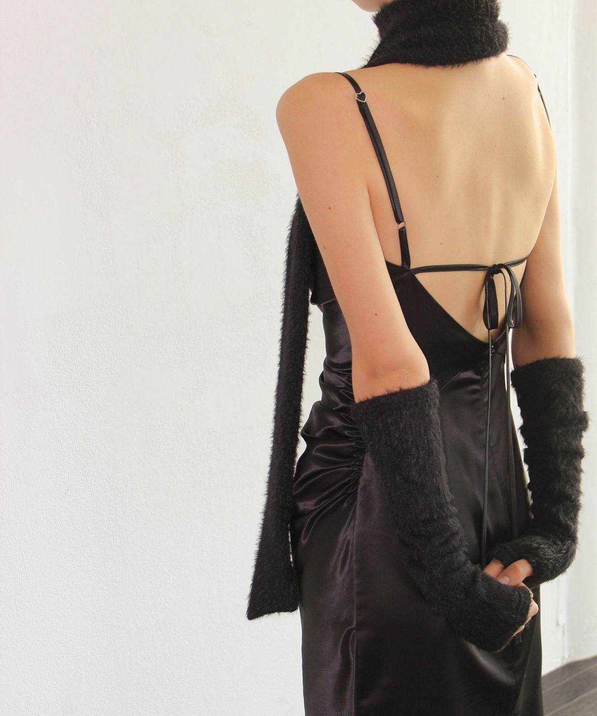 유히리(YUHEELEE) Cowl neck shirring satin midi dress / Black