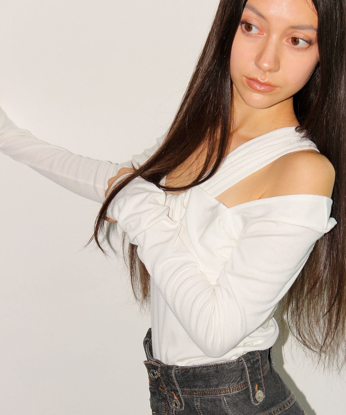 유히리(YUHEELEE) Long sleeve twist top / Ivory