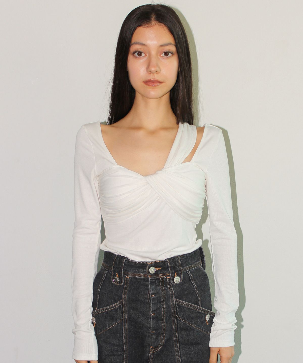 유히리(YUHEELEE) Long sleeve twist top / Ivory