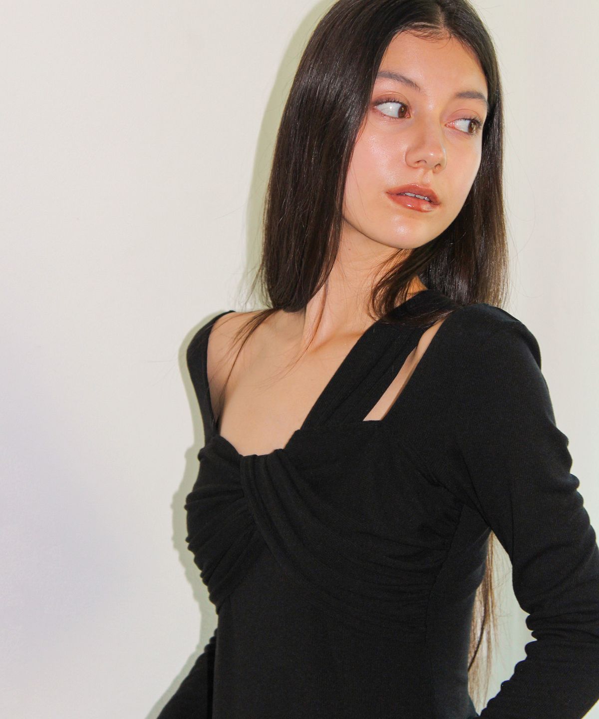 유히리(YUHEELEE) Long sleeve twist top / Black