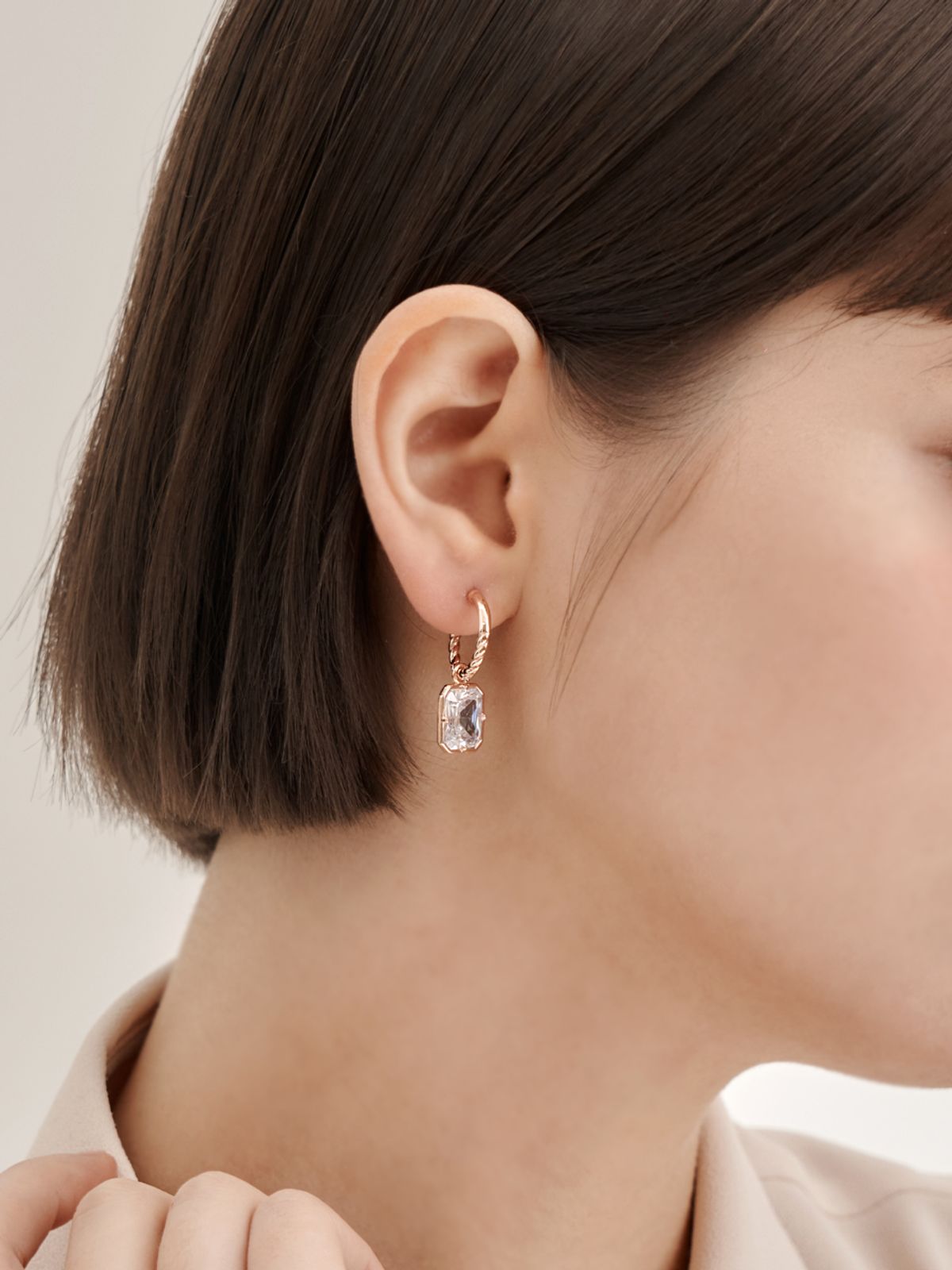 엘르주얼리(ELLEJEWELRY) 14K GF 사각 스톤드랍 원터치 귀걸이 ELGPEE561