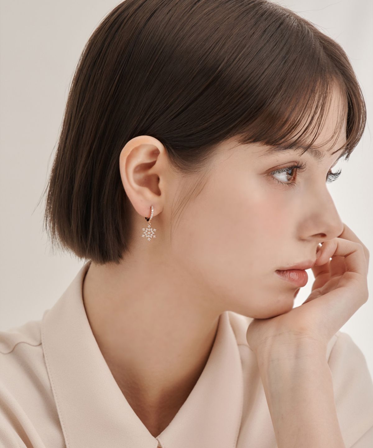 엘르주얼리(ELLEJEWELRY) 14K GF 눈꽃 드롭 원터치 귀걸이 ELGPEE562
