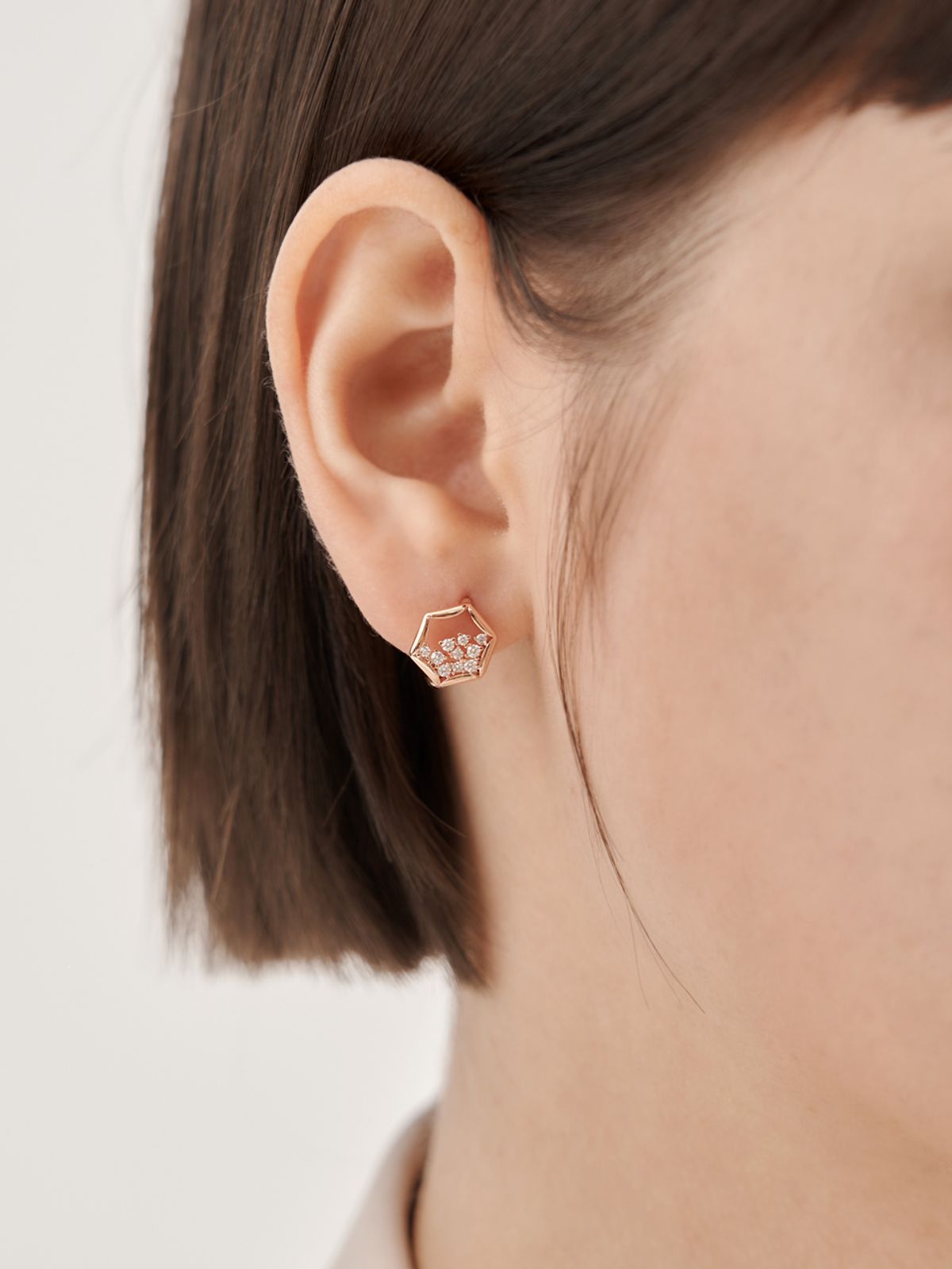 엘르주얼리(ELLEJEWELRY) 14K GF 육각 큐빅포인트 귀걸이 ELGPEE563