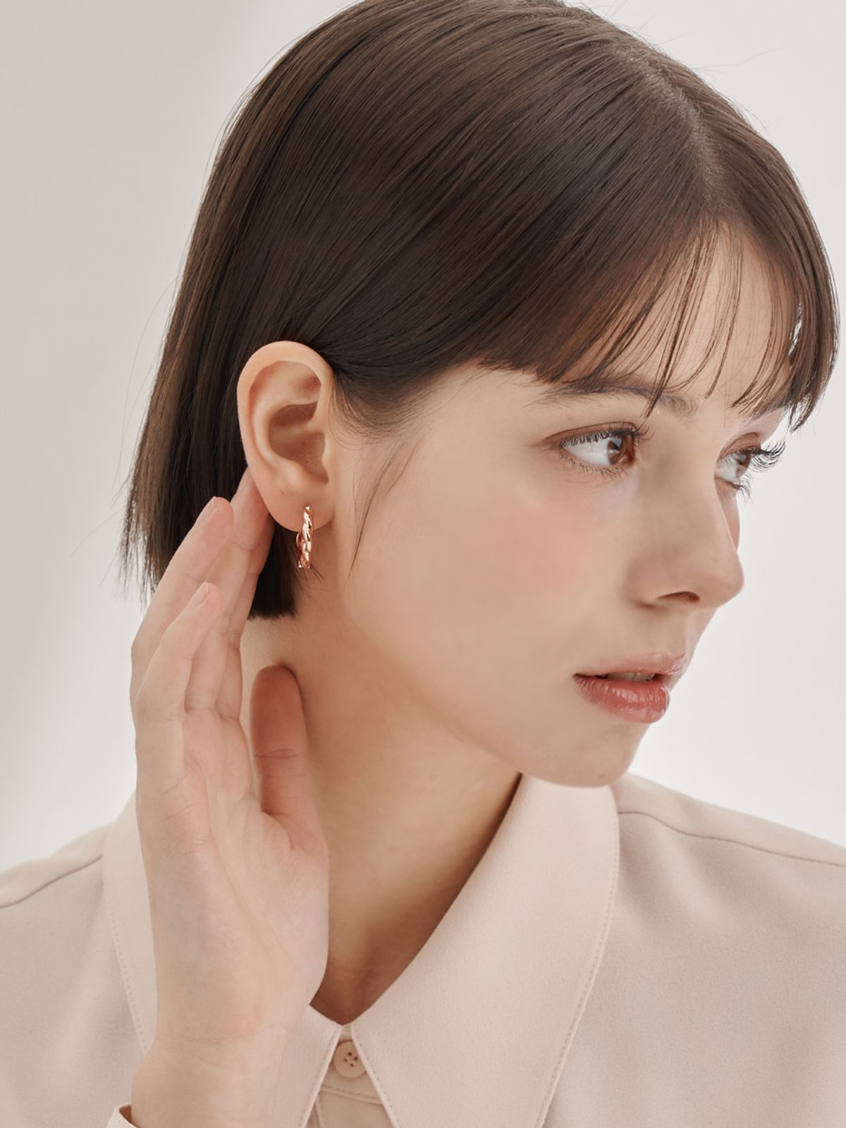 엘르주얼리(ELLEJEWELRY) 14K GF 꼬임 라운드 원터치 귀걸이 ELGPEE557