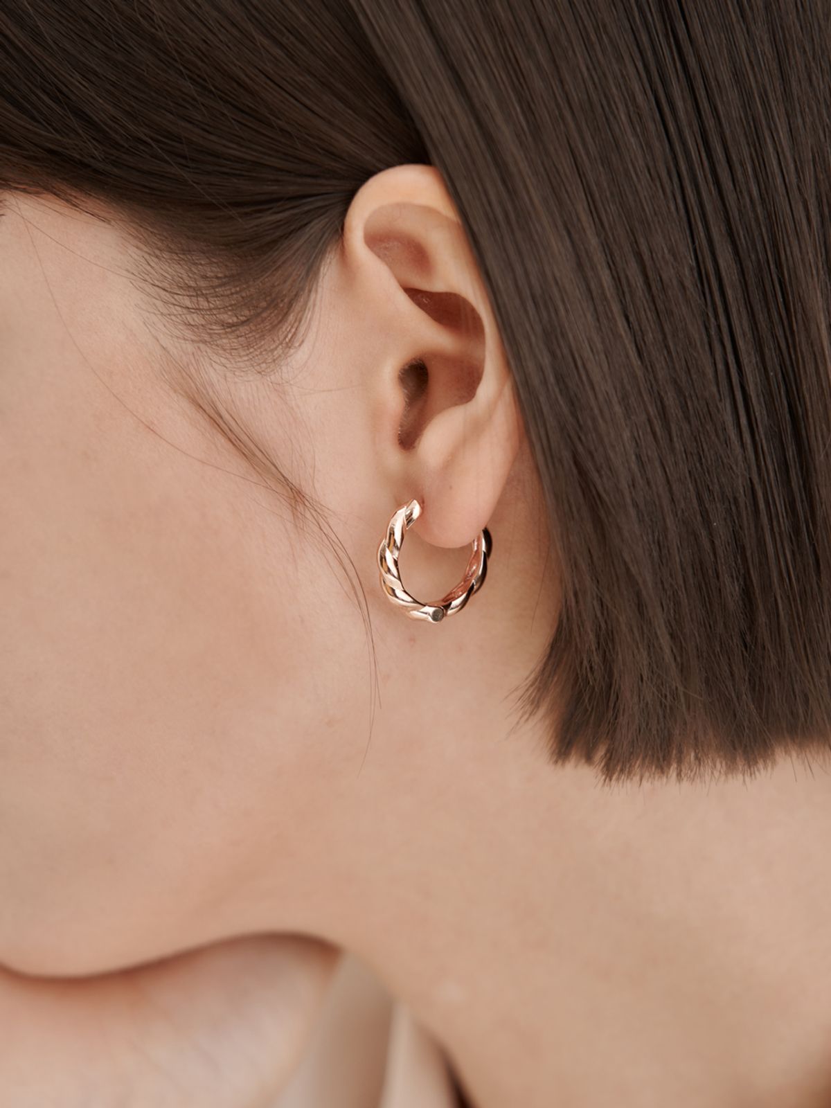 엘르주얼리(ELLEJEWELRY) 14K GF 꼬임 라운드 원터치 귀걸이 ELGPEE557
