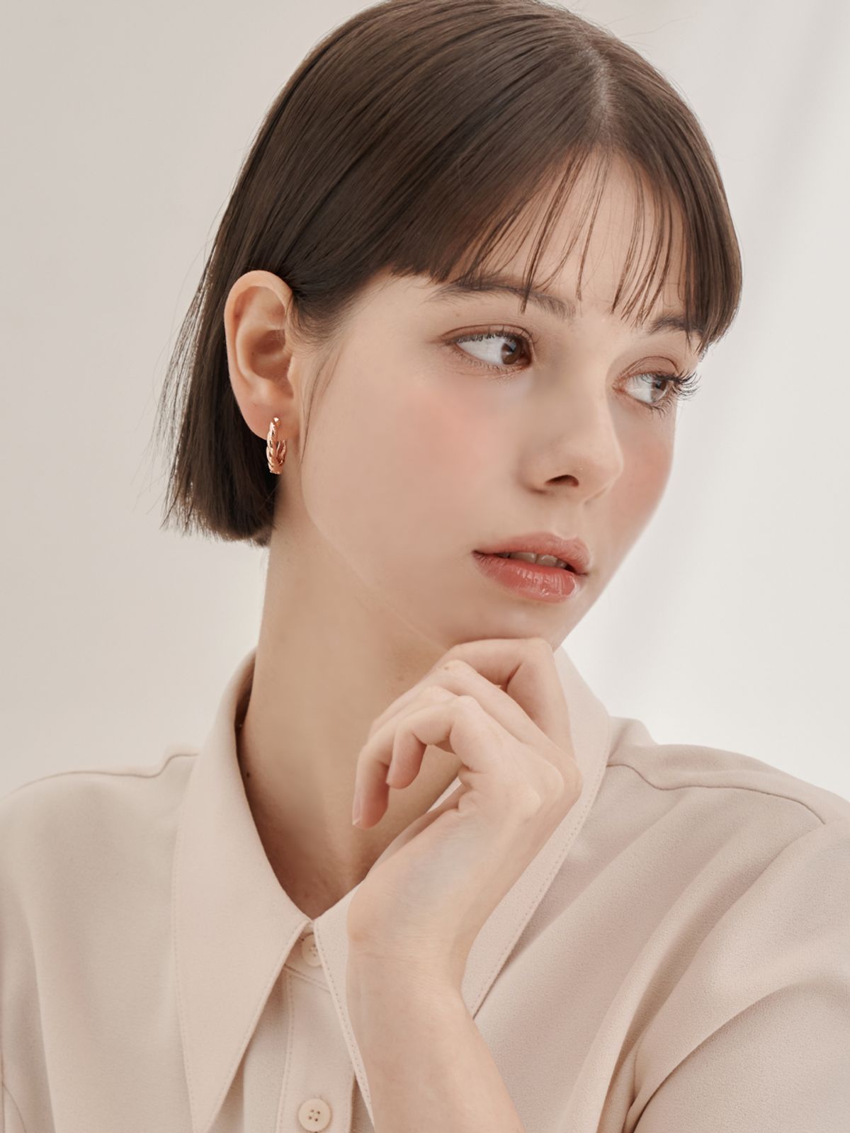 엘르주얼리(ELLEJEWELRY) 14K GF 꼬임 라운드 원터치 귀걸이 ELGPEE557