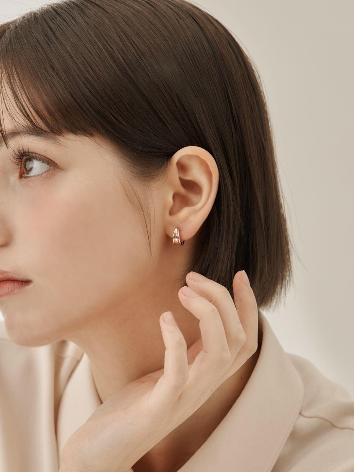 엘르주얼리(ELLEJEWELRY) 14K GF 심플 라인홀 원터치 귀걸이 ELGPEE558