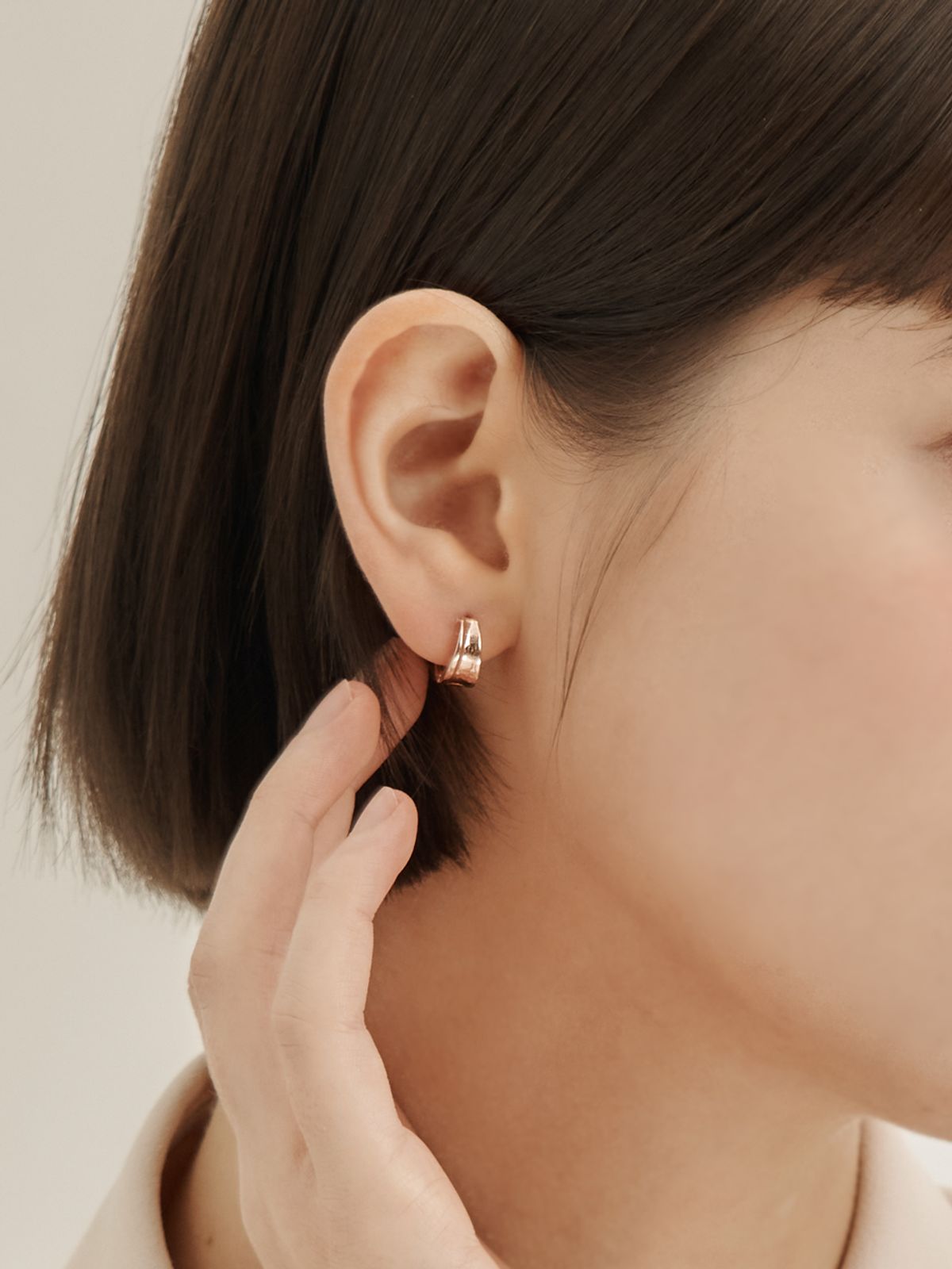엘르주얼리(ELLEJEWELRY) 14K GF 심플 라인홀 원터치 귀걸이 ELGPEE558