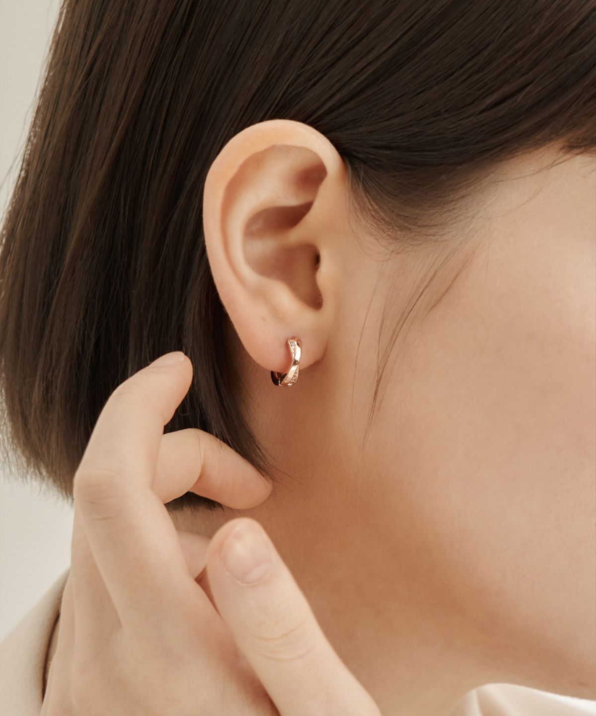 엘르주얼리(ELLEJEWELRY) 14K GF 크로스 라인 포인트 원터치 귀걸이 ELGPEE559